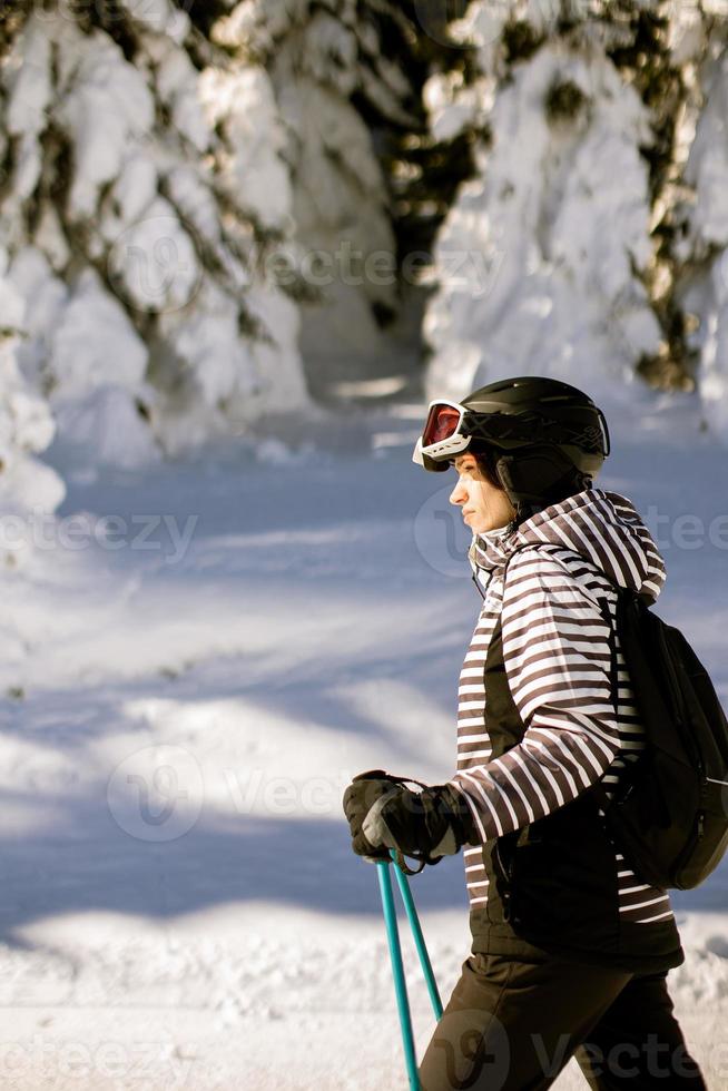 ung kvinna på vinter- skidåkning salighet, en solig dag äventyr foto