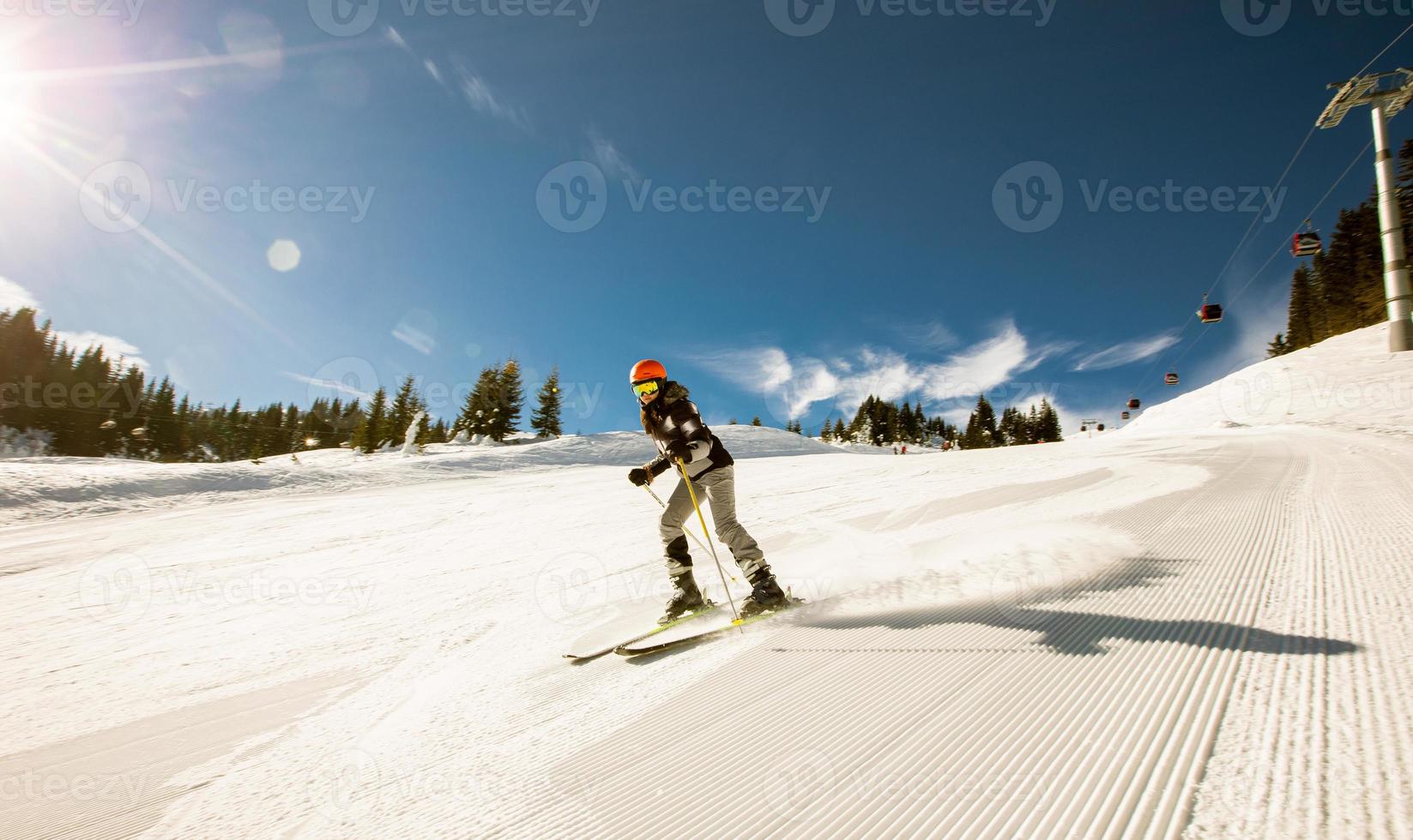 flicka på vinter- skidåkning salighet, en solig dag äventyr foto