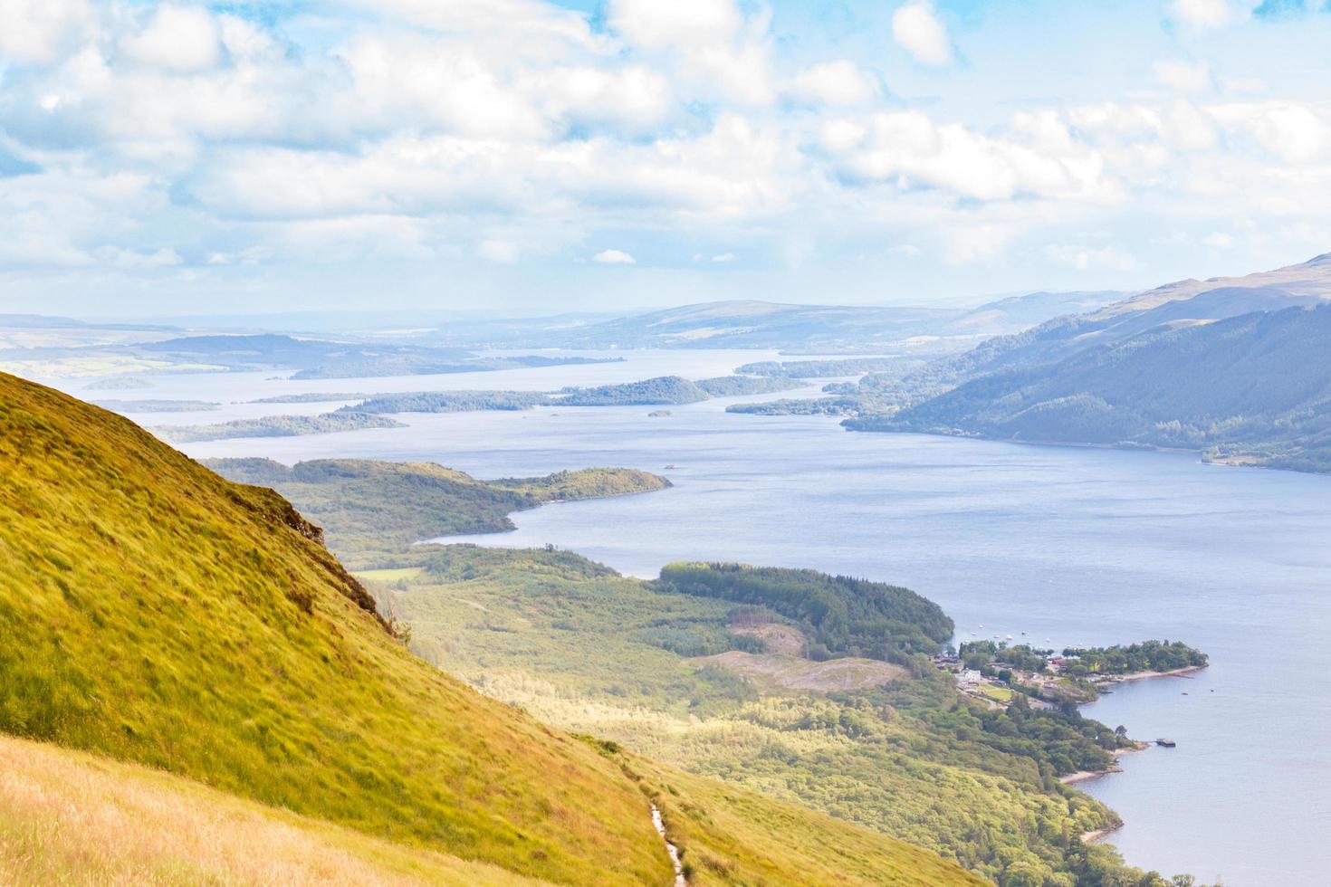 vy vid loch lomond i Skottland foto