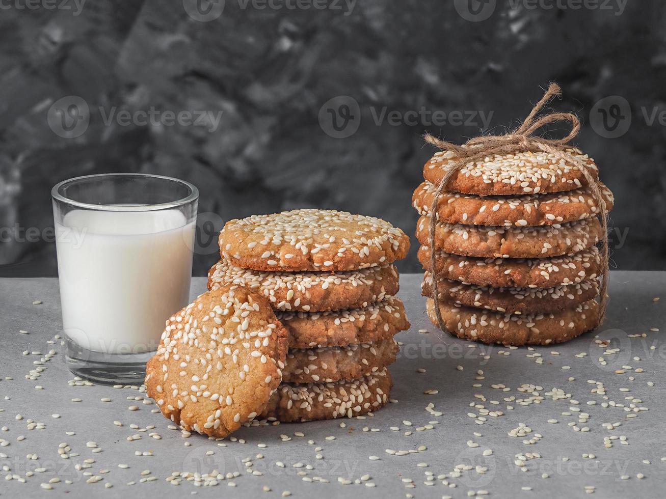 hemlagad vegan tahini småkakor i stack med glas av mjölk foto