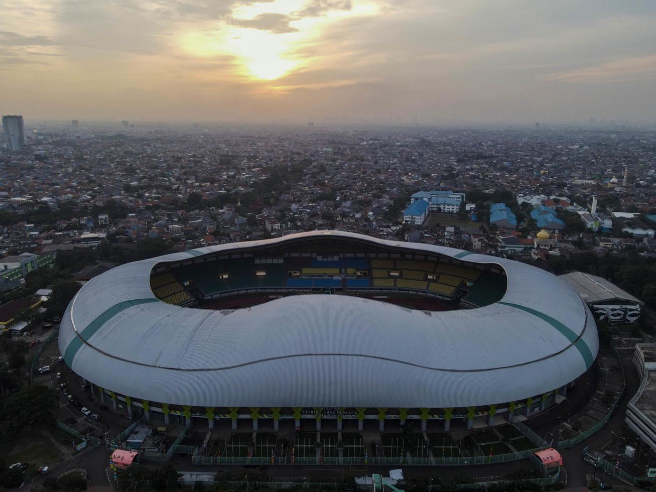 bekasi, indonesien 2021- Flygfoto över den största stadion med bekasi från en drönare med solnedgång och moln foto