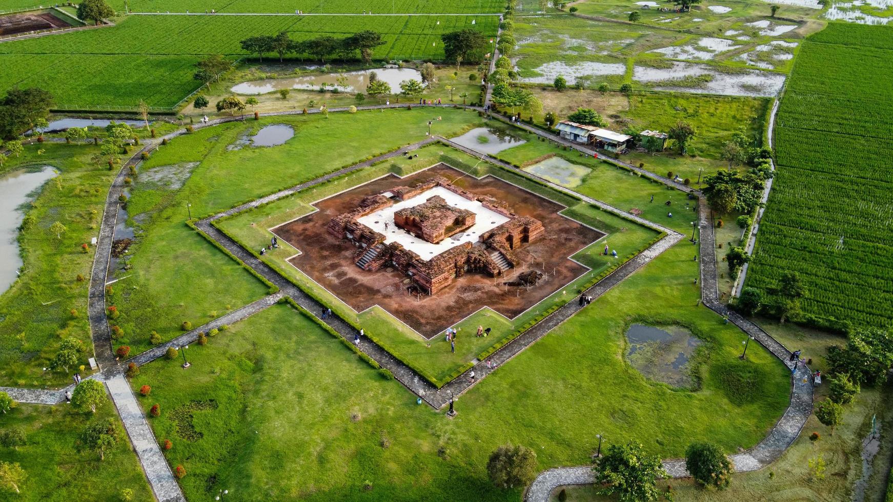 karawang, indonesien 2021 - drönare från luften av blandongan-templet vid karawang och omgiven av grönt gräs foto