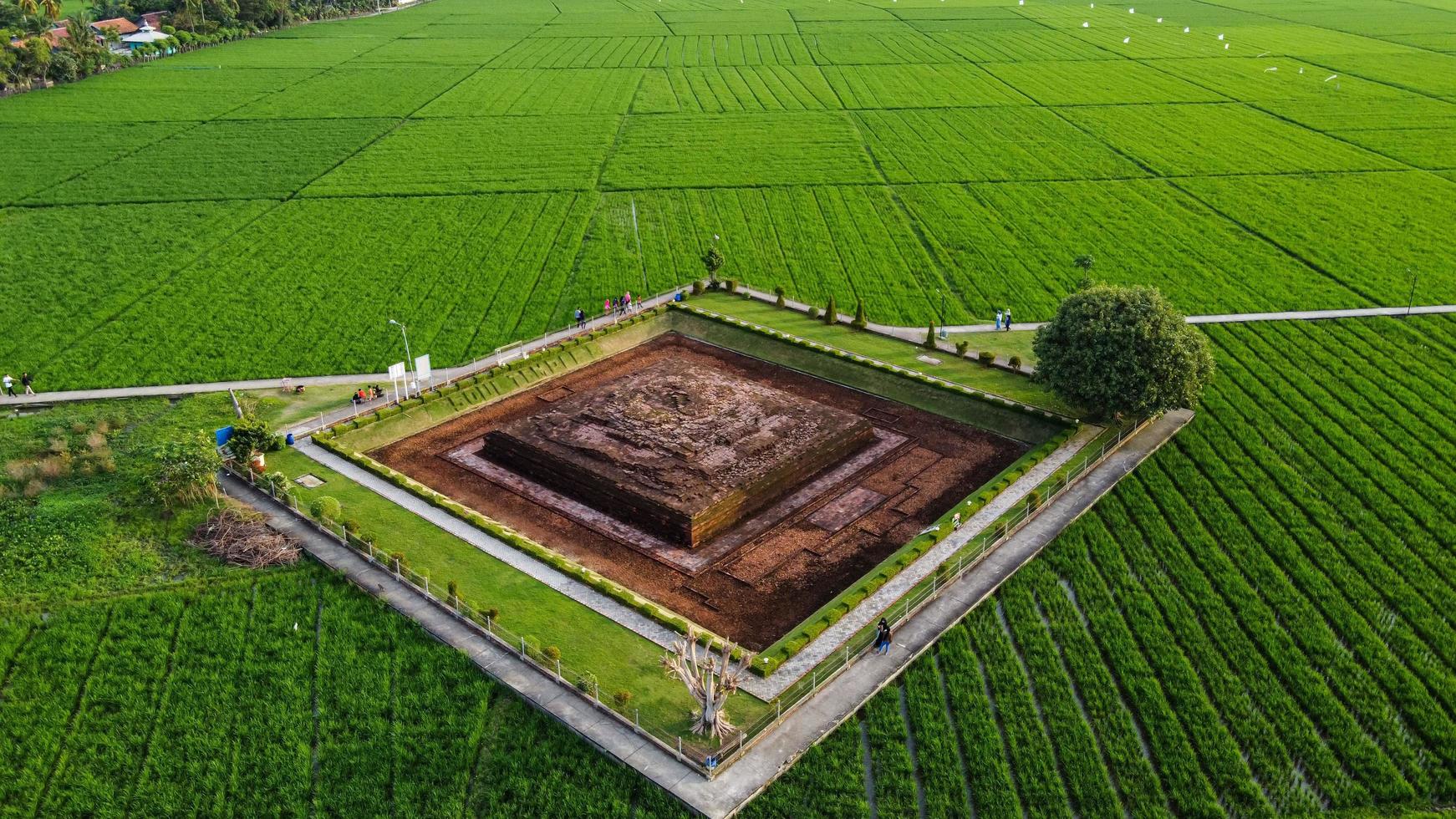 karawang, indonesien 2021 - drönare från luften av blandongan-templet vid karawang och omgiven av grönt gräs foto