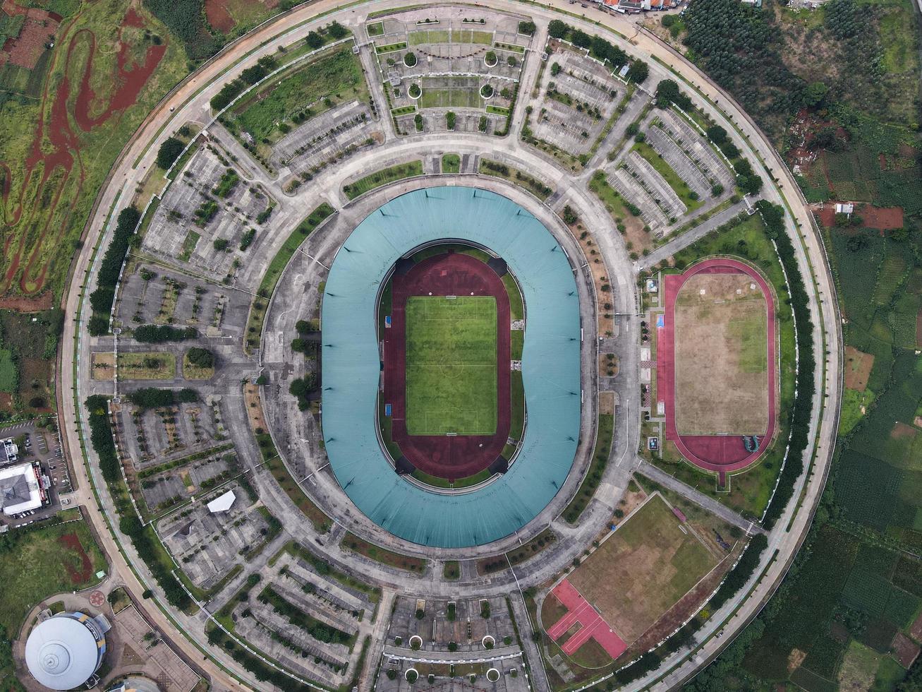 bogor, indonesia 2021 - Flygfoto över den största stadion pakansari stadion från drönare med moln och solnedgång foto