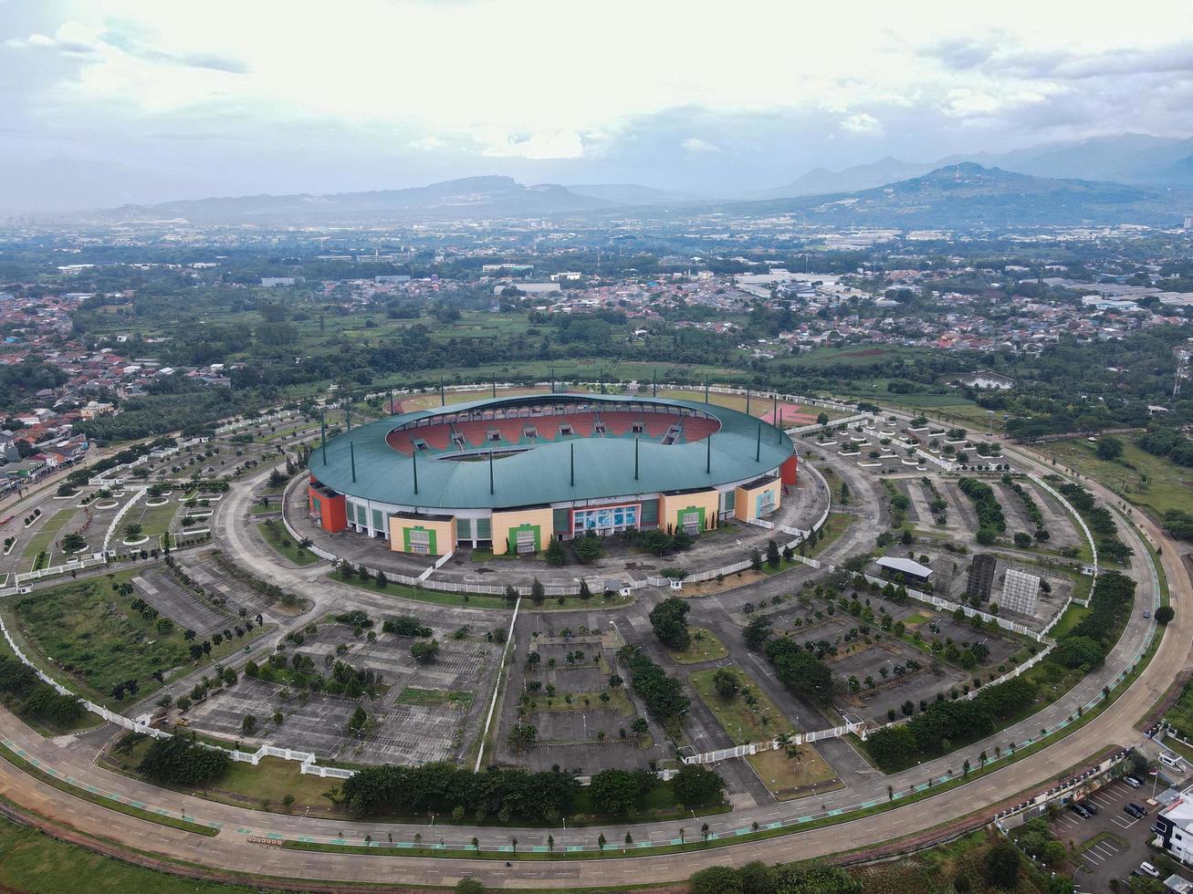 bogor, indonesia 2021 - Flygfoto över den största stadion pakansari stadion från drönare med moln och solnedgång foto