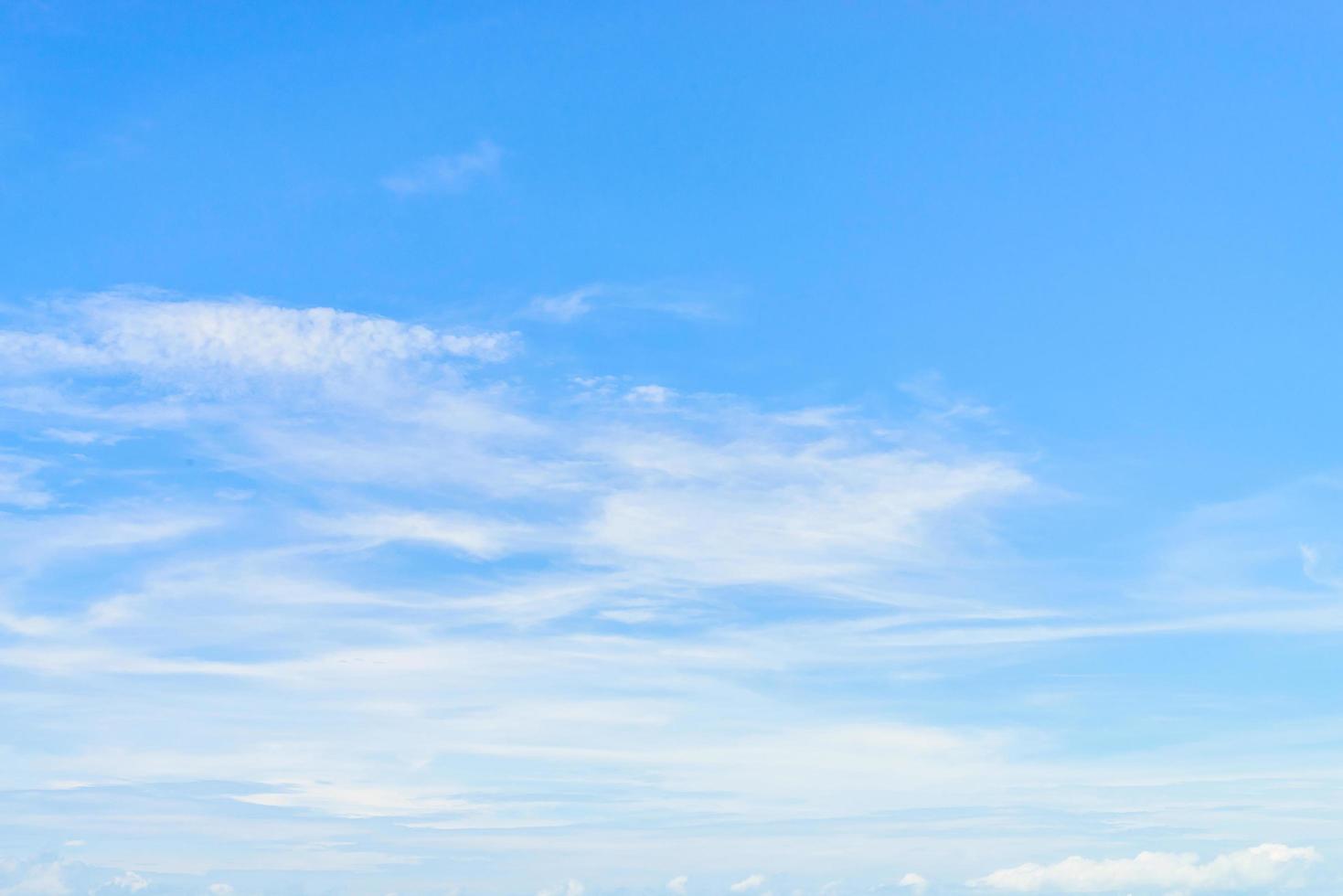 vackert vitt moln på bakgrund för blå himmel foto