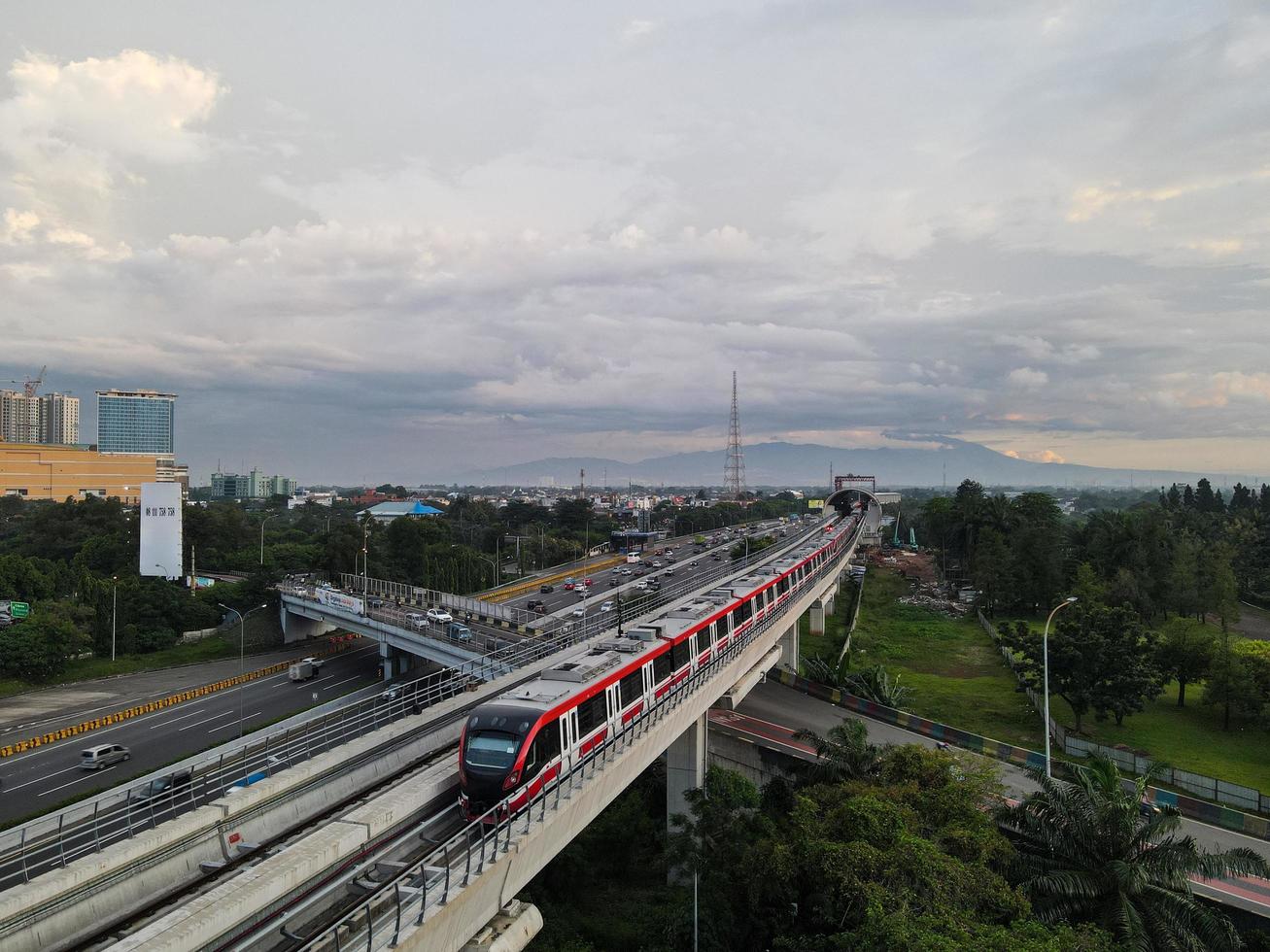 jakarta, indonesia 2021- Flygfoto över monorailrörelse på spår som rör sig snabbt tagit vid station cibubur foto