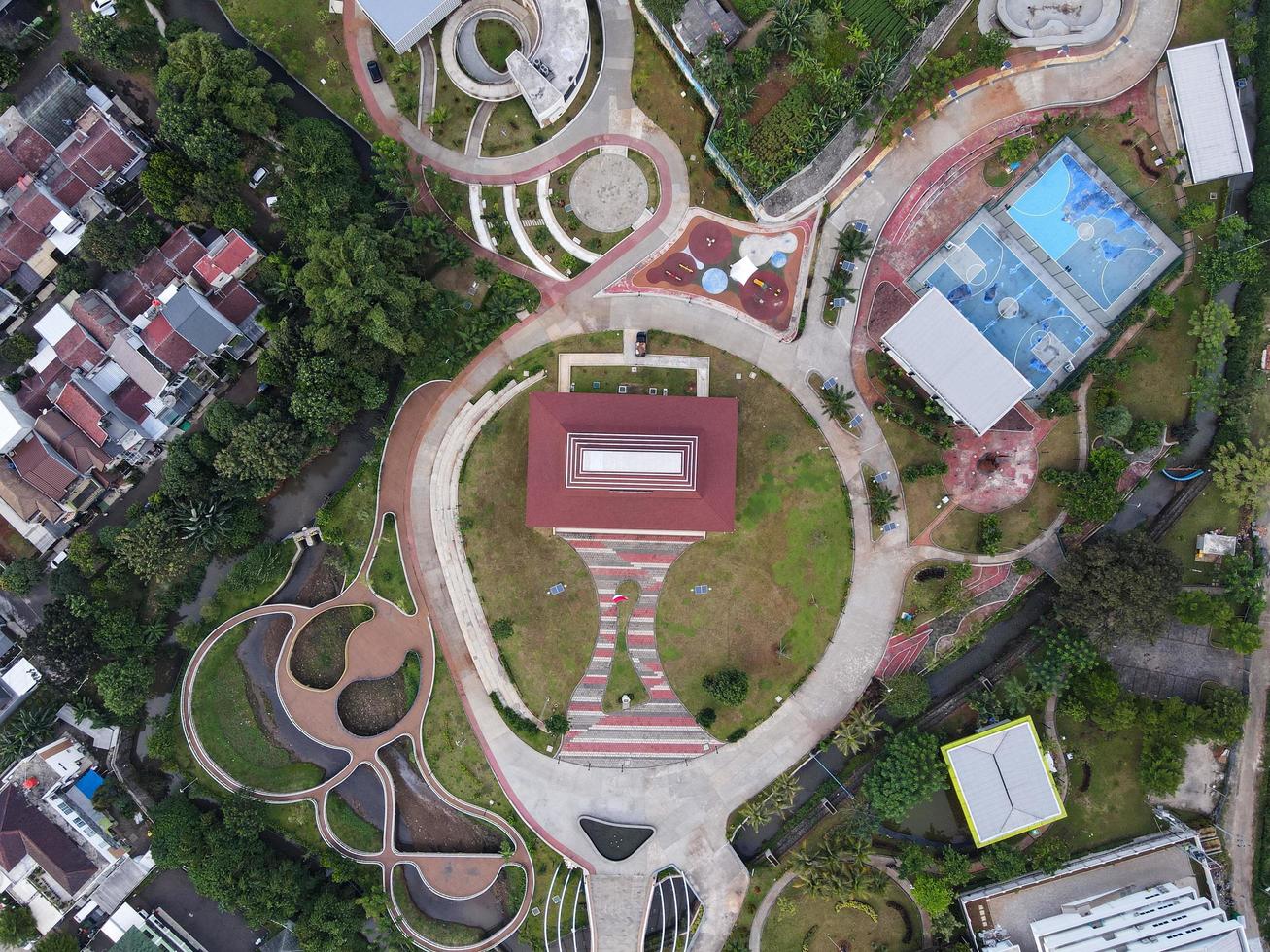 depok, Indonesien 2021- Flygfoto över lekplatsgården i offentlig park omgiven av gröna träd foto