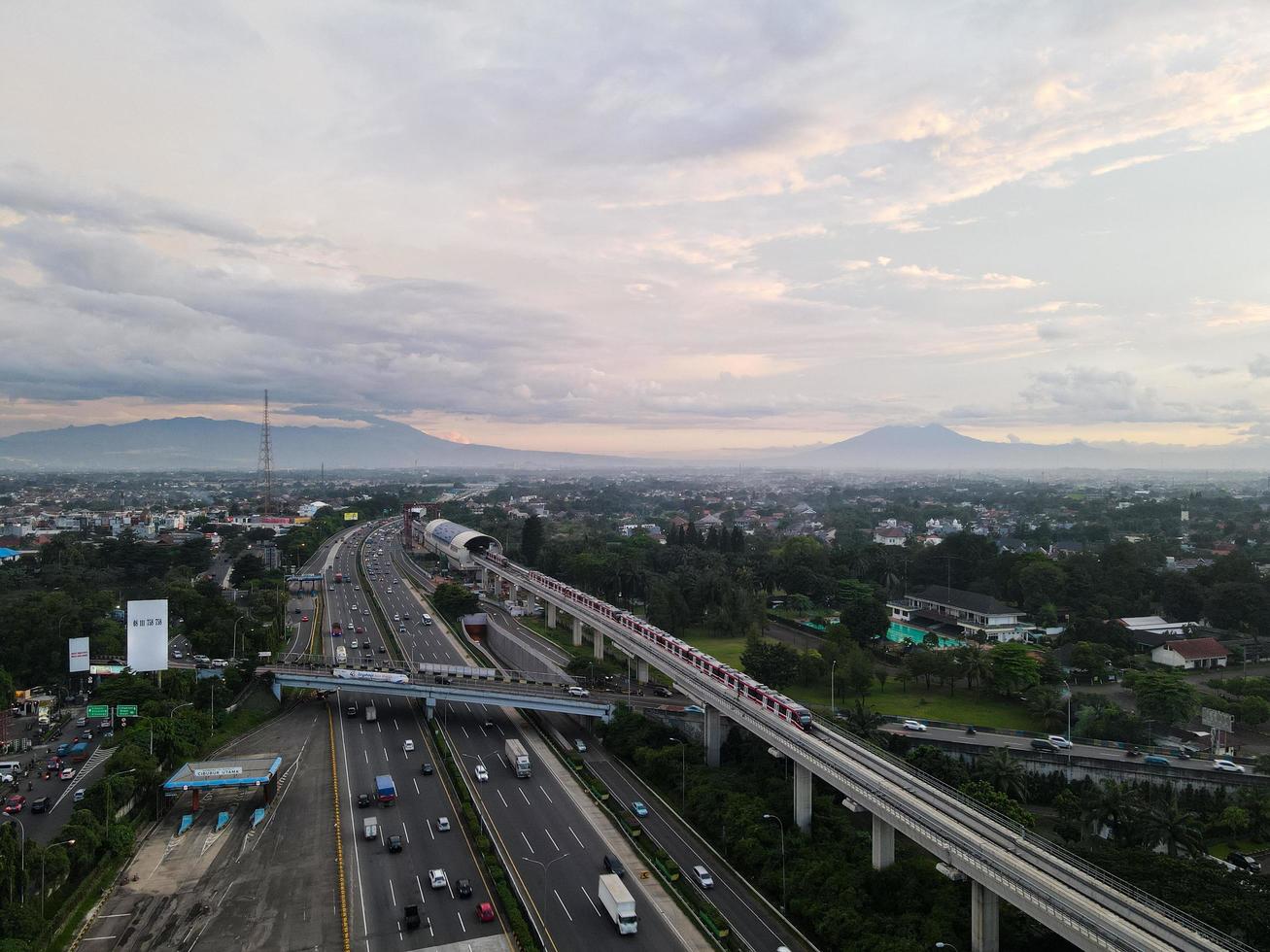 jakarta, indonesia 2021- Flygfoto över monorailrörelse på spår som rör sig snabbt tagit vid station cibubur foto