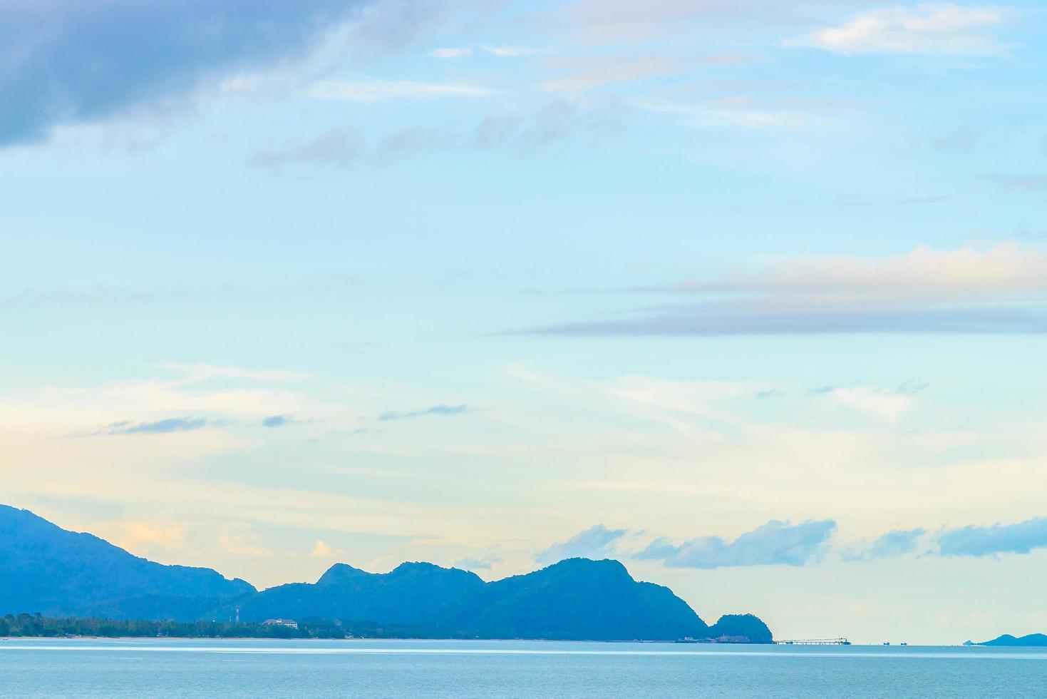 vacker tropisk ö och hav i Thailand foto