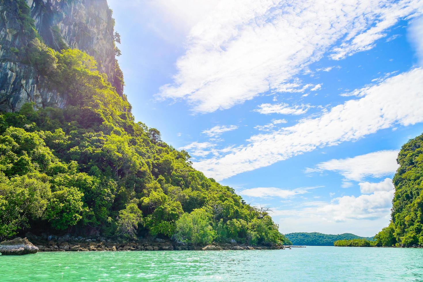 vacker tropisk ö och hav i Thailand foto