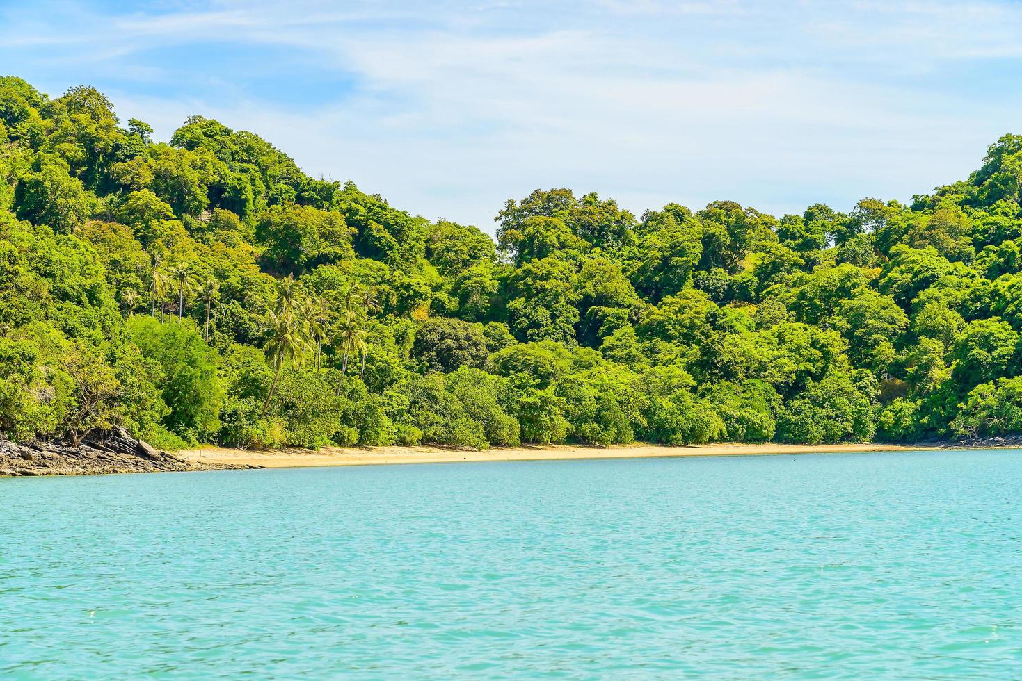 vacker tropisk ö och hav i Thailand foto