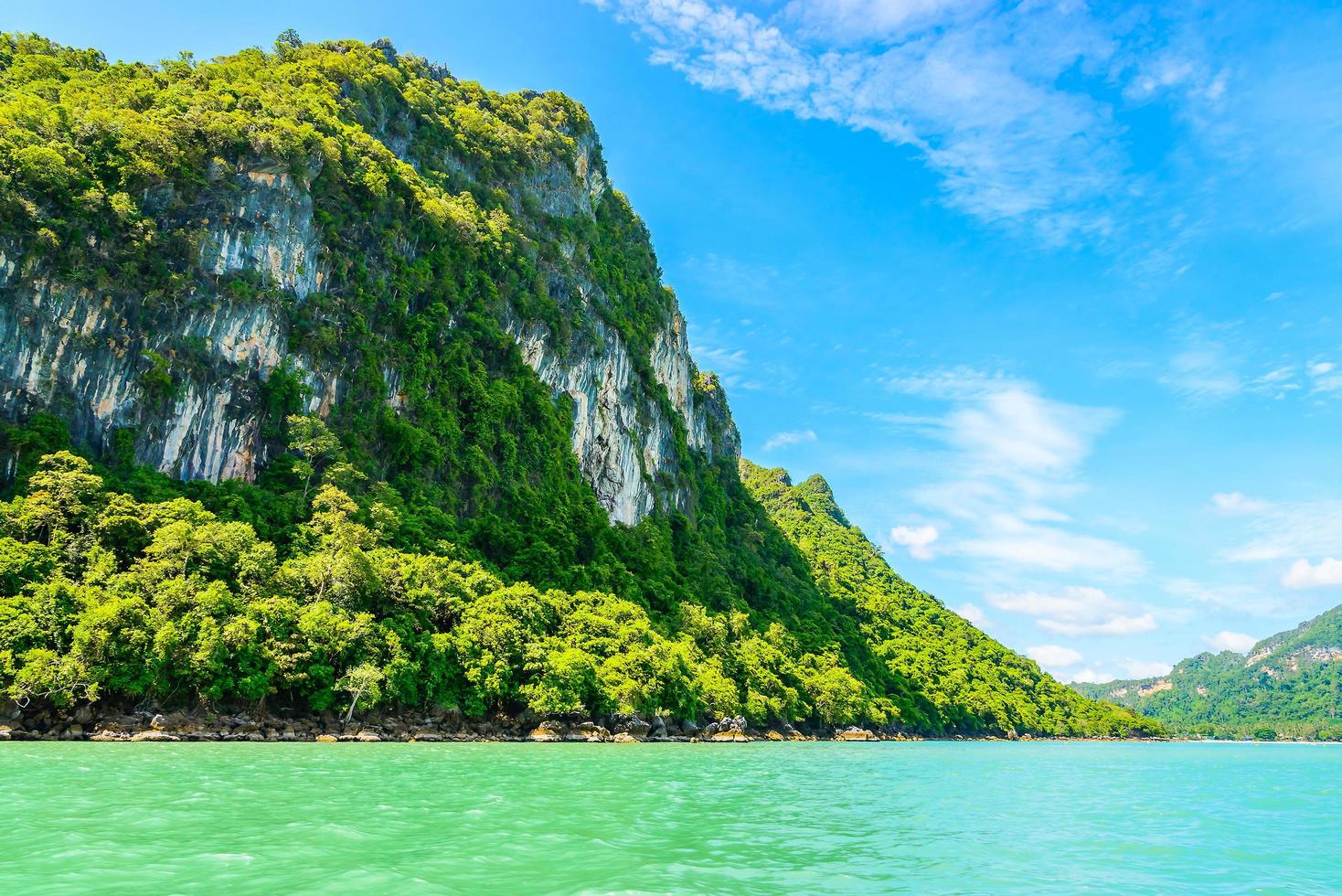 vacker tropisk ö och hav i Thailand foto