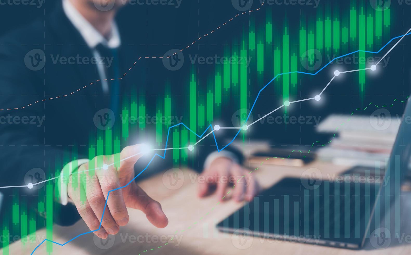 investering finansiell och sparande begrepp, affärsman arbetssätt på tabell med dator bärbar dator och virtuell handel Graf, företag tillväxt och investering strategi. stock marknadsföra handel, ekonomi utbyta foto