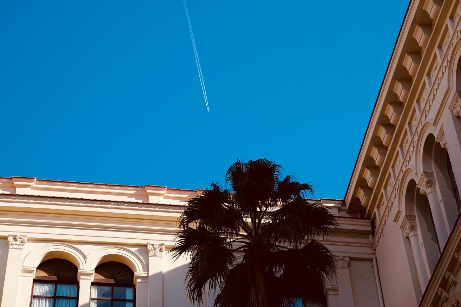 plan som flyger i den blå himlen i staden Bilbao, Spanien foto