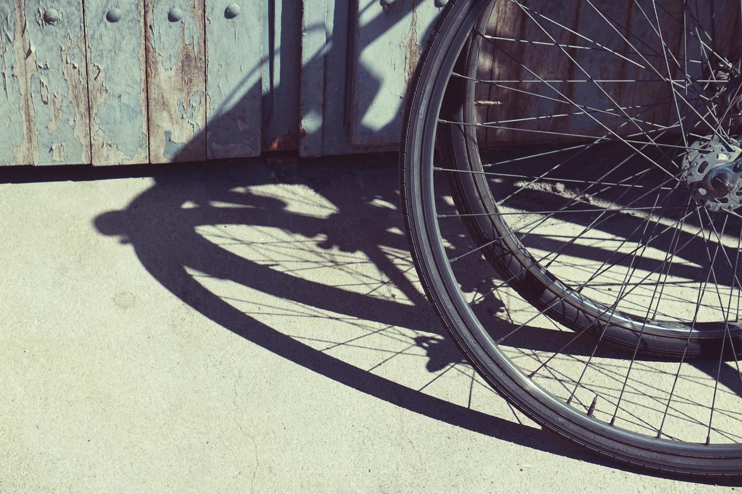 cykel skugga siluett hjul på gatan foto