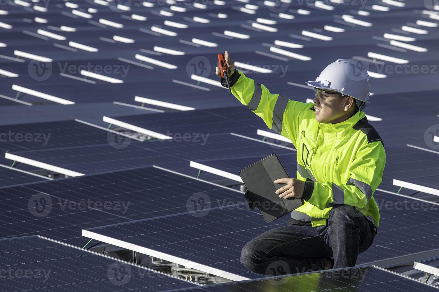 asiatisk ingenjör arbetssätt på flytande sol- kraft anläggning, förnybar energi, tekniker och investerare sol- paneler kontroll de paneler på sol- energi installation foto