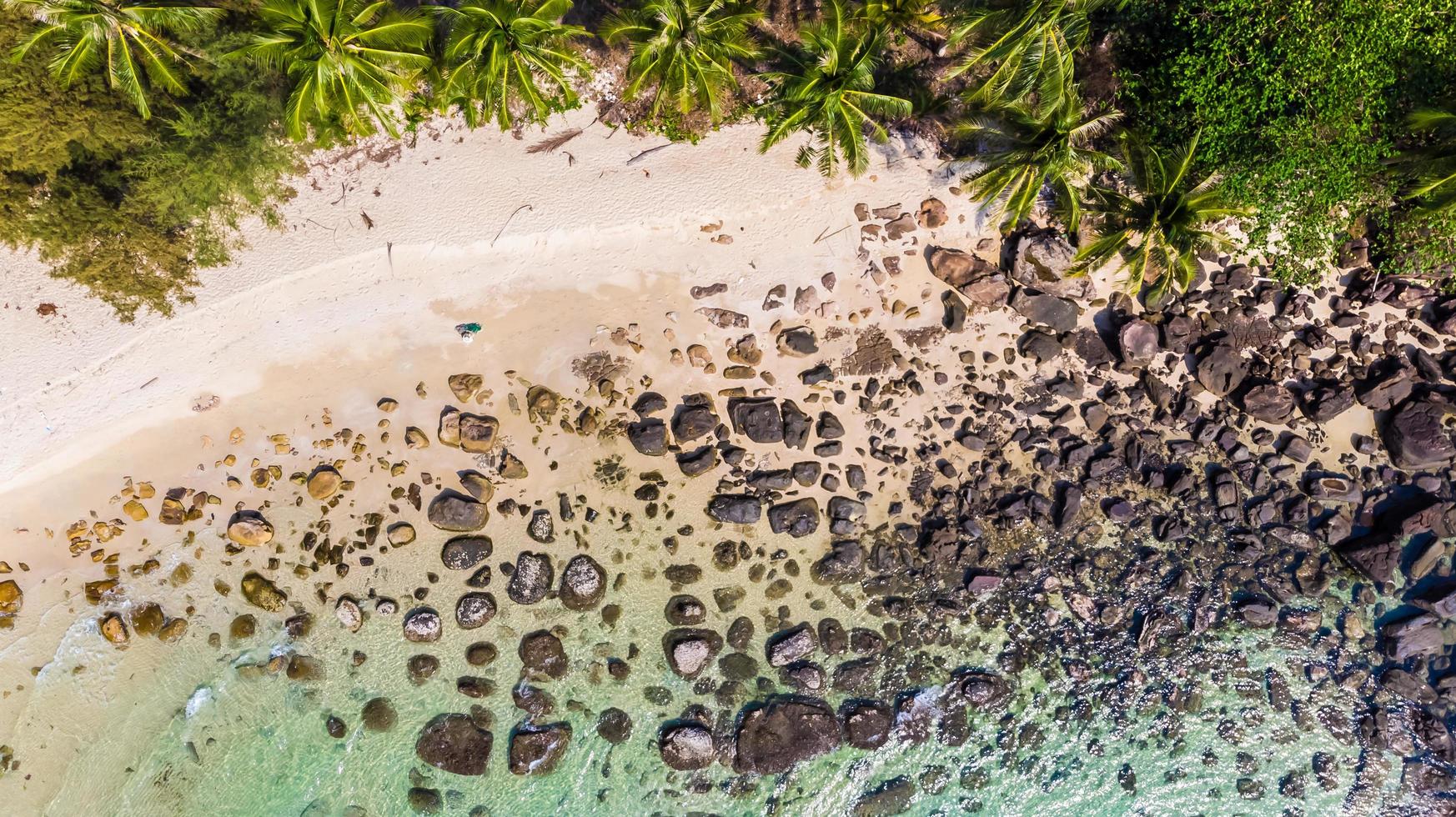 Flygfoto med hav och strand foto