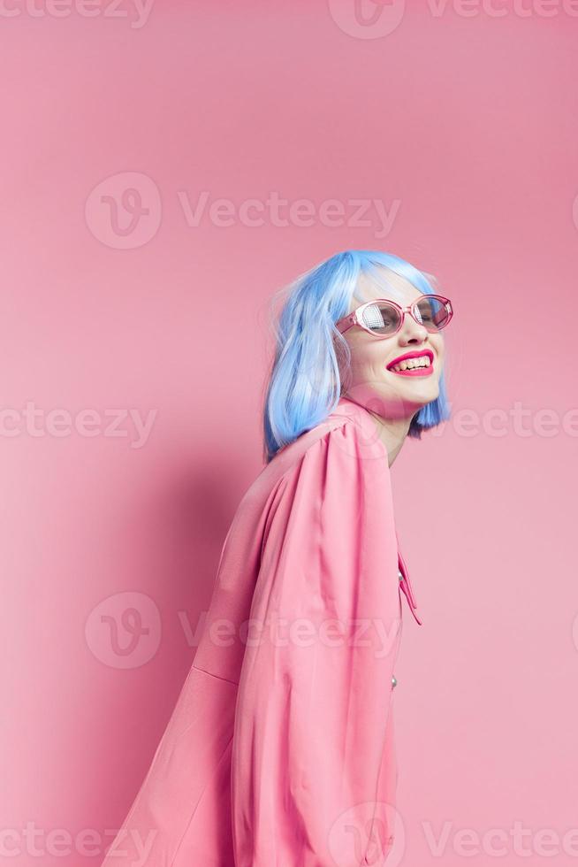 porträtt av en kvinna i solglasögon bär en blå peruk smink livsstil Framställ foto