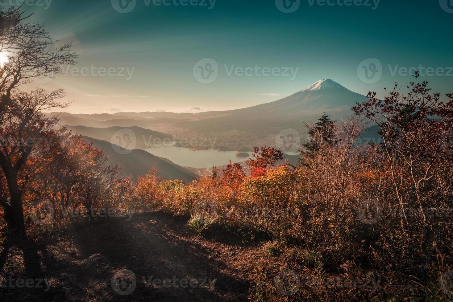 mt. fuji över sjö Kawaguchiko med höst lövverk på soluppgång i fujikawaguchiko, japan. foto