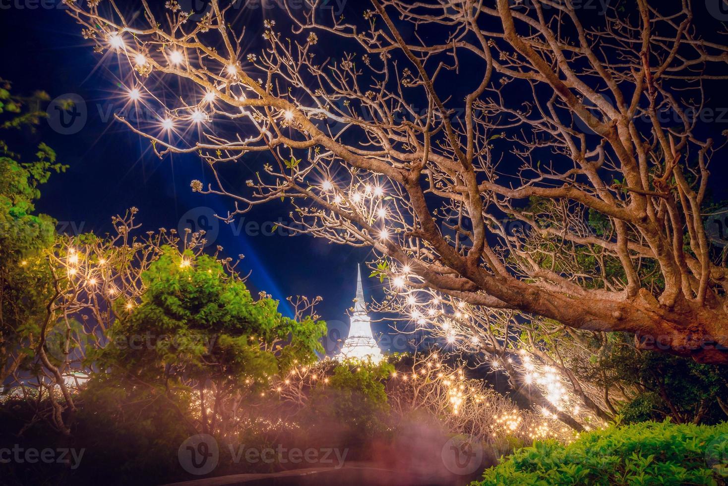 vit pagod i phra nakhon khiri historisk parkera med belysning på natt, Phetchaburi, thailand. foto