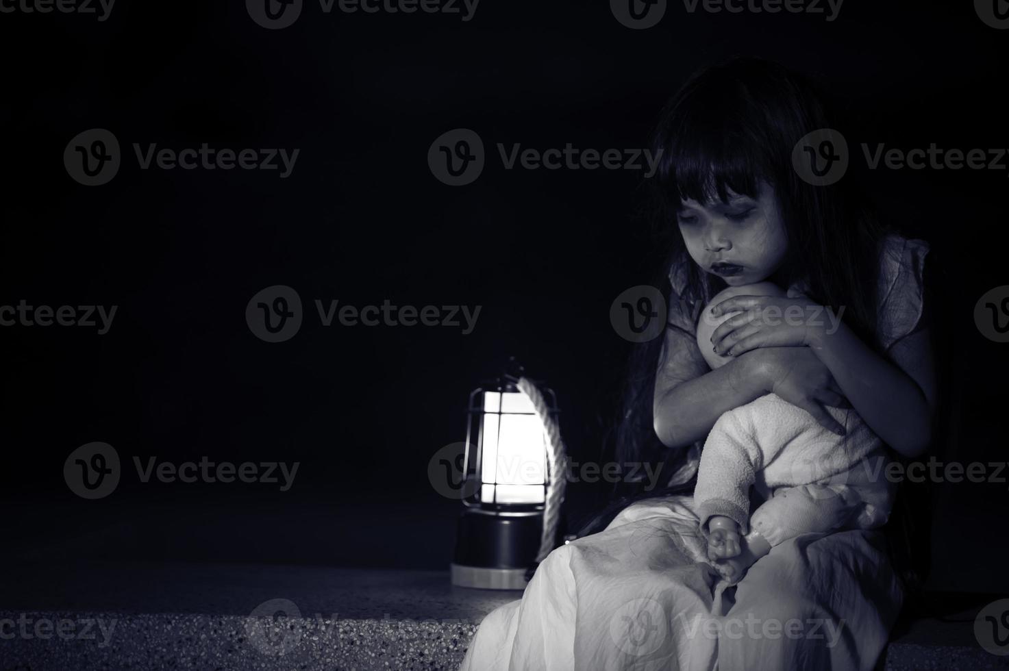 ledsen barn spöke på natt, halloween festival koncept, fredag 13:e, skräck film scen, a flicka med docka foto