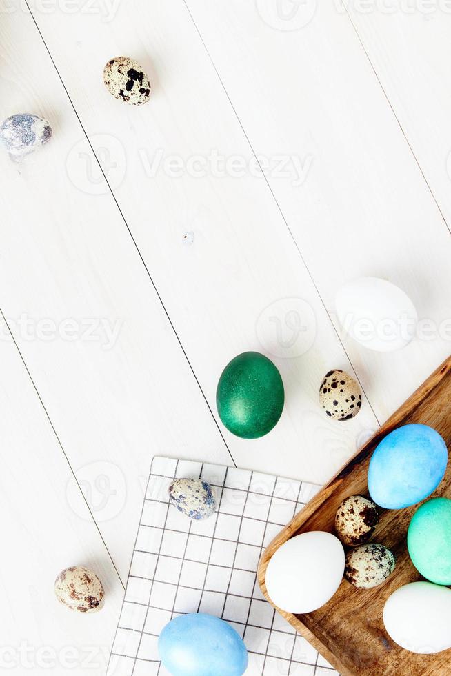tradition stiftelser påsk ägg på svarta tavlan på trä- bakgrund foto