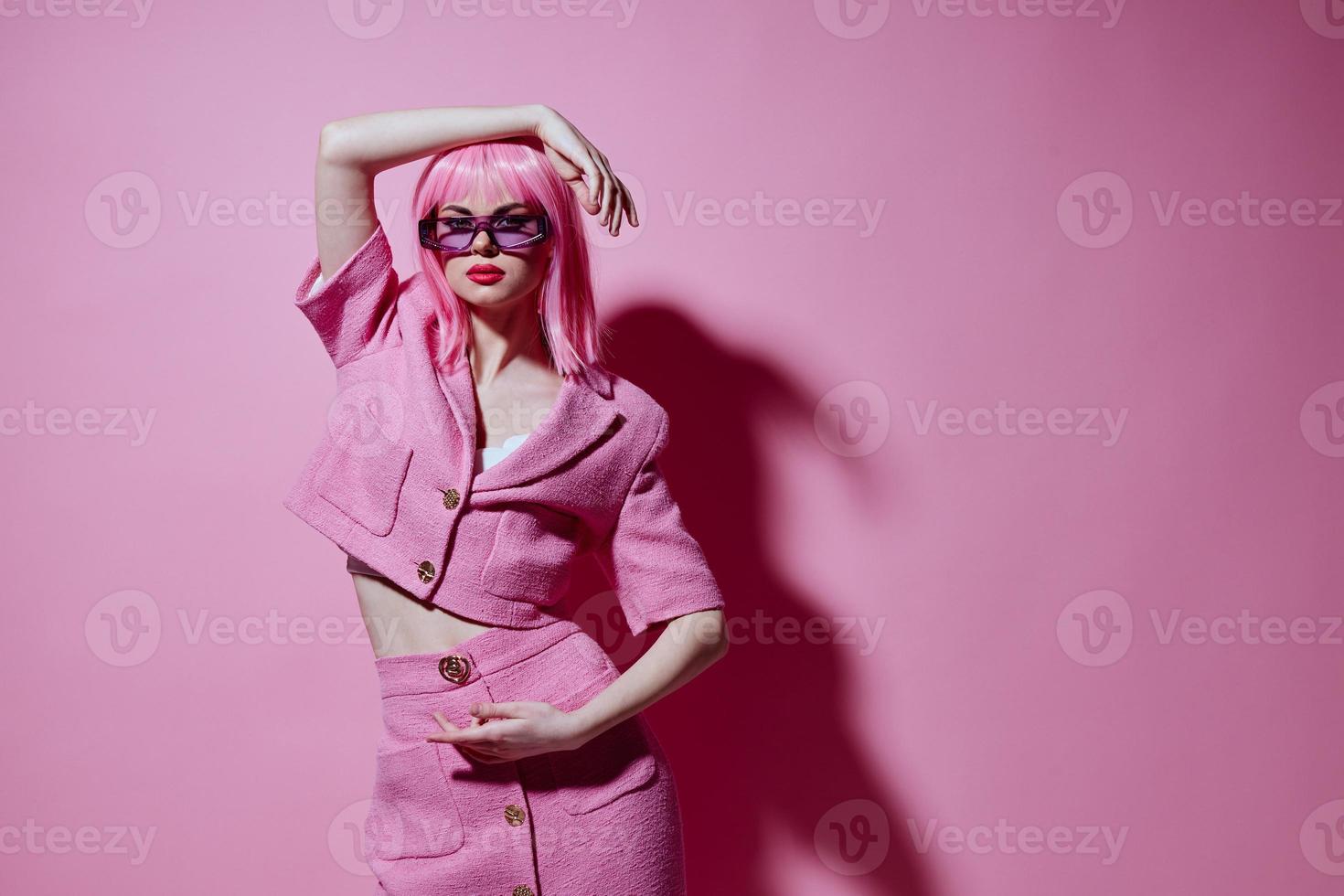 skön modern flicka ljus smink rosa hår glamour eleganta glasögon oförändrad foto