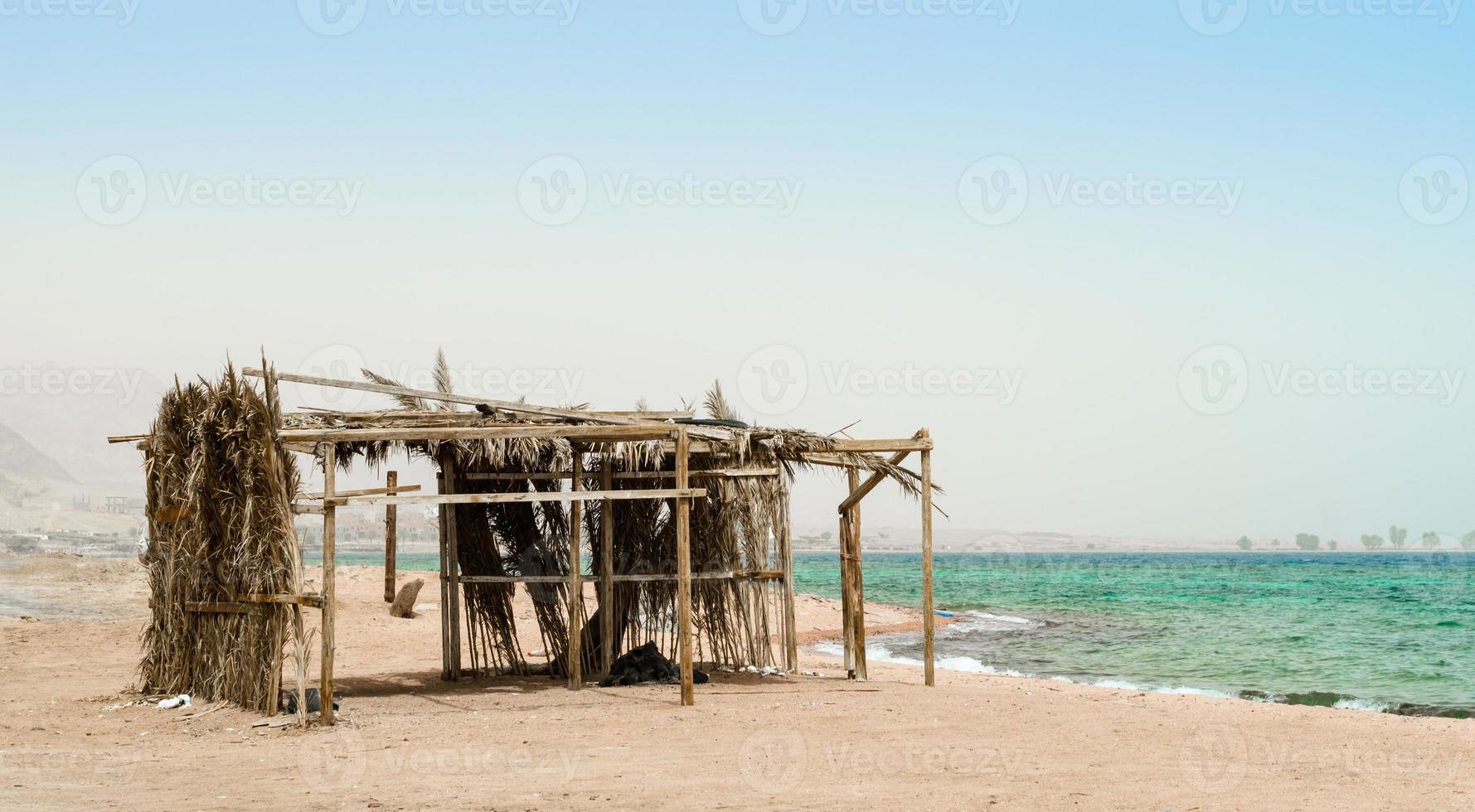 ved hydda på stranden foto