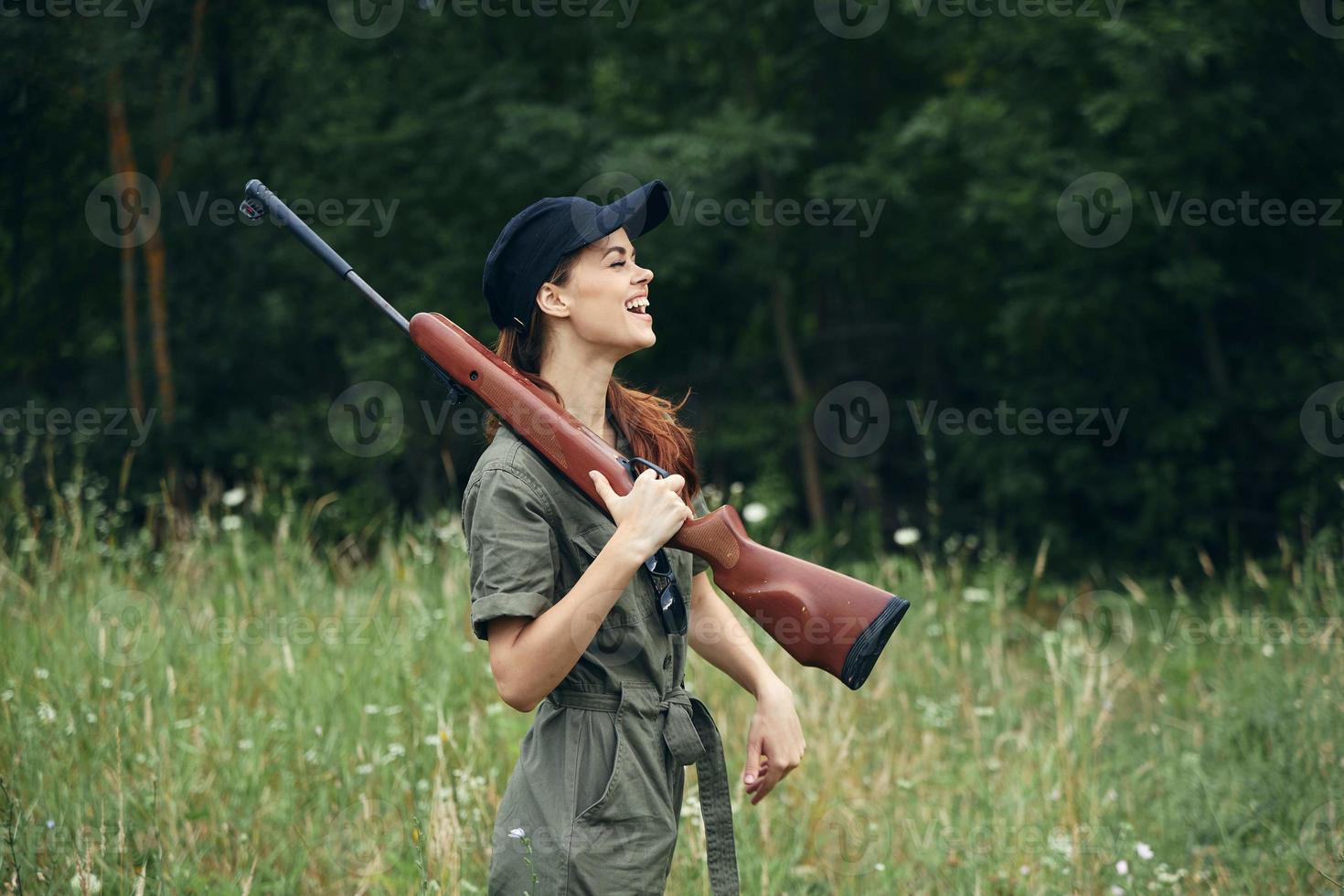 kvinna soldat vapen på de axel är en roligt jakt livsstil grön overall foto