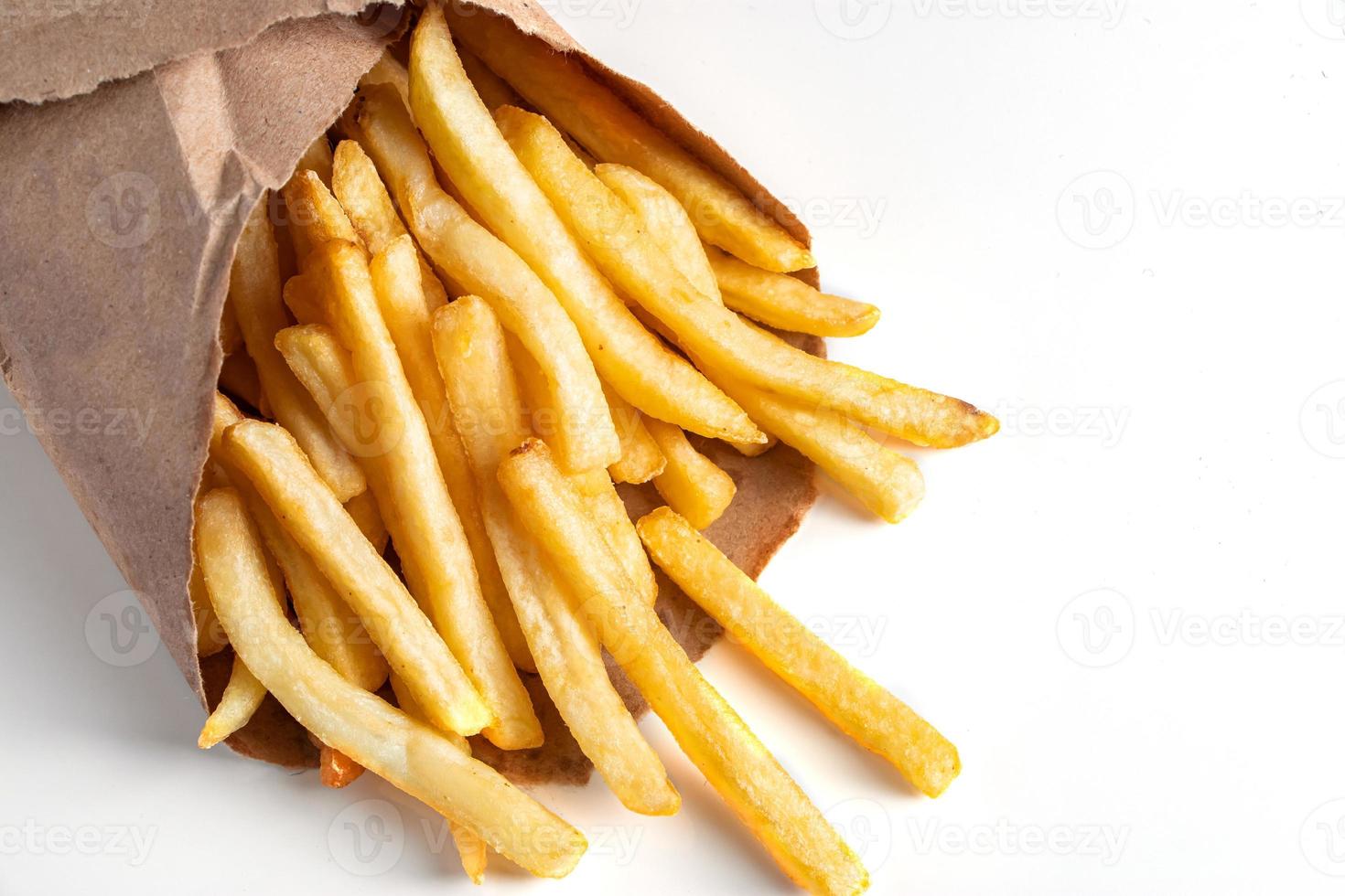 heta pommes frites på vit bakgrund foto
