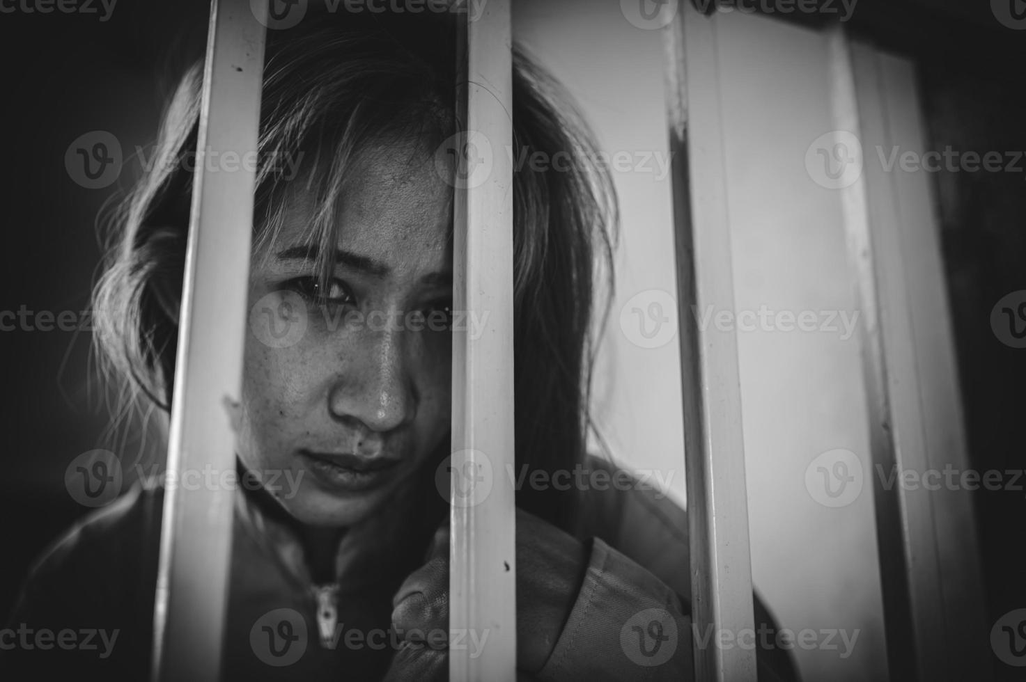 händer av kvinnor desperat till fånga de järn fängelse, fånge koncept, thailand människor, hoppas till vara gratis, om de kränka de lag skulle vara arresterad och fängslad. foto