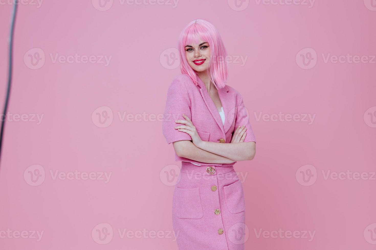 skön modern flicka i en rosa kostym gestikulerar med hans händer känslor roligt studio modell oförändrad foto