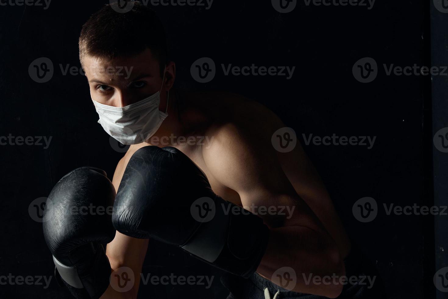 kille i medicinsk mask och i boxning handskar på isolerat bakgrund beskurna se kopia Plats foto