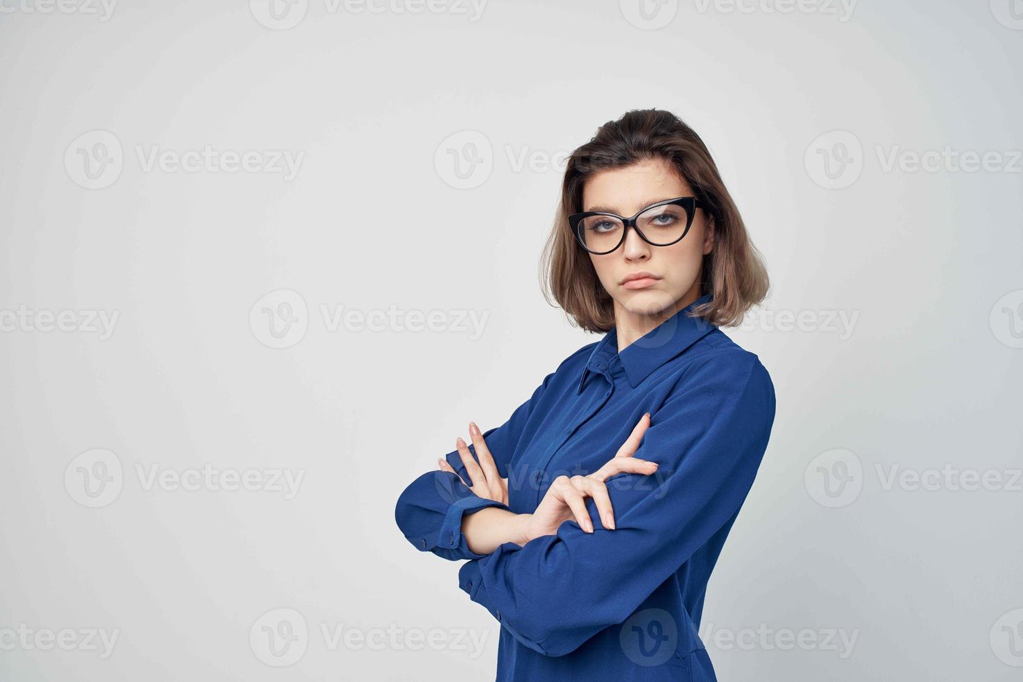 kvinna i blå skjorta bär glasögon beskurna se elegant stil foto