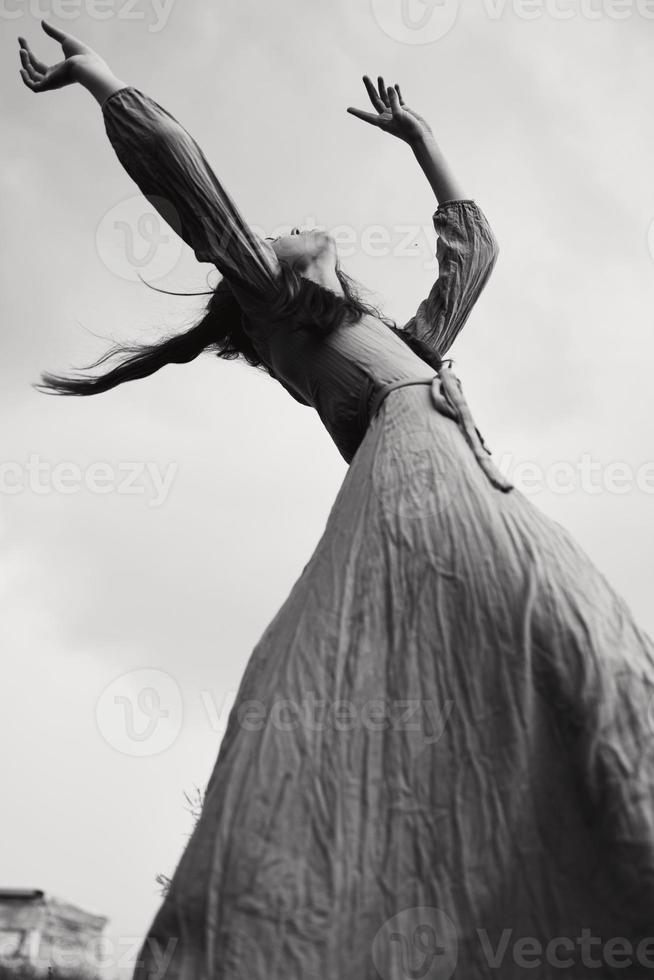 kvinna lång frisyr i utomhus- bröllop klänning livsstil foto