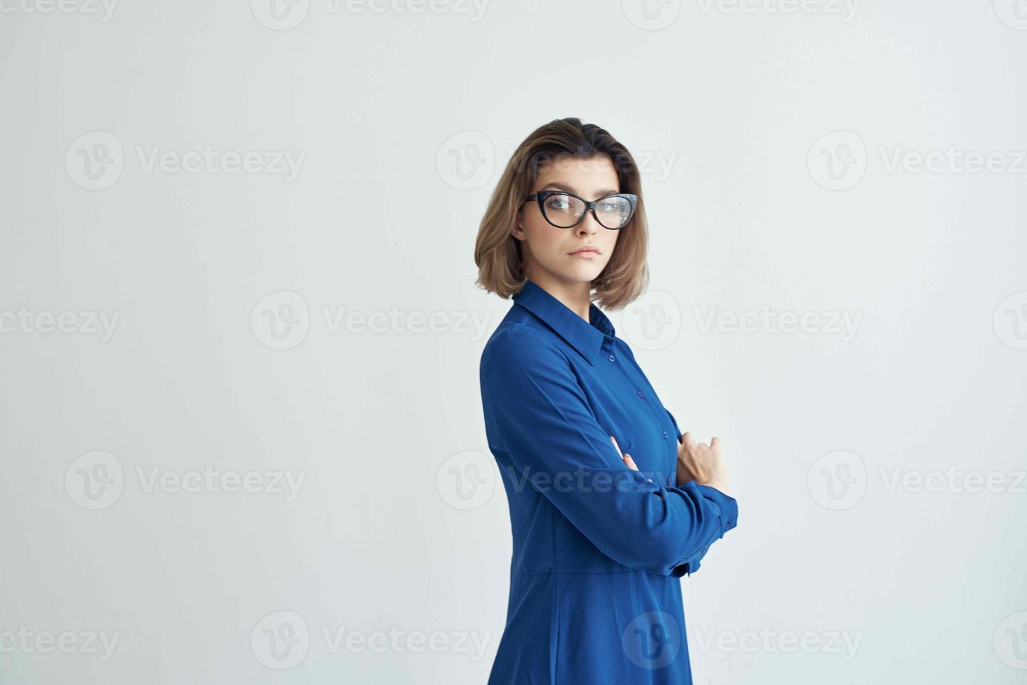 kvinna i blå skjorta bär glasögon mode elegant Framställ stil foto