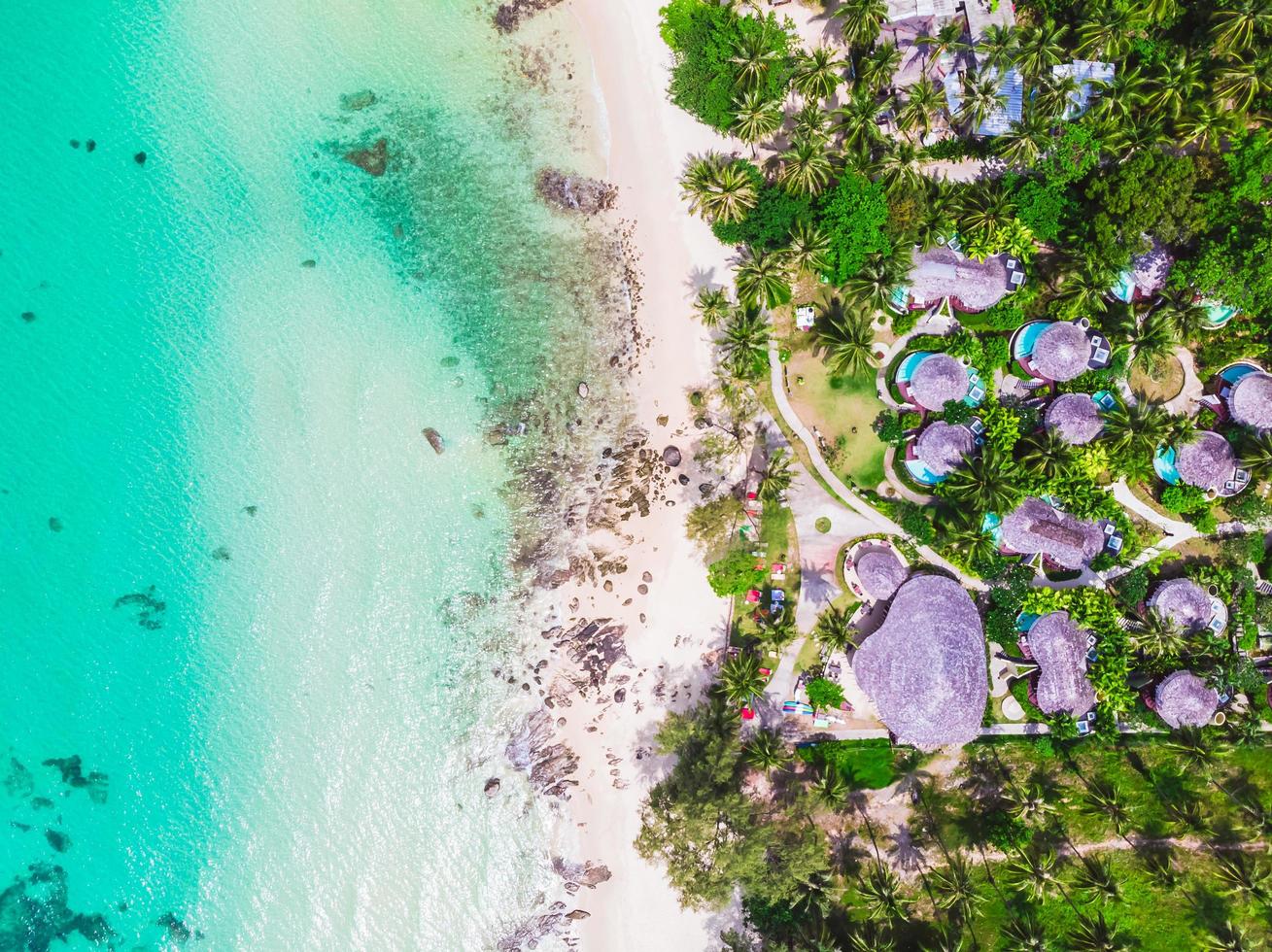 Flygfoto över den vackra stranden och havet med kokospalmen foto