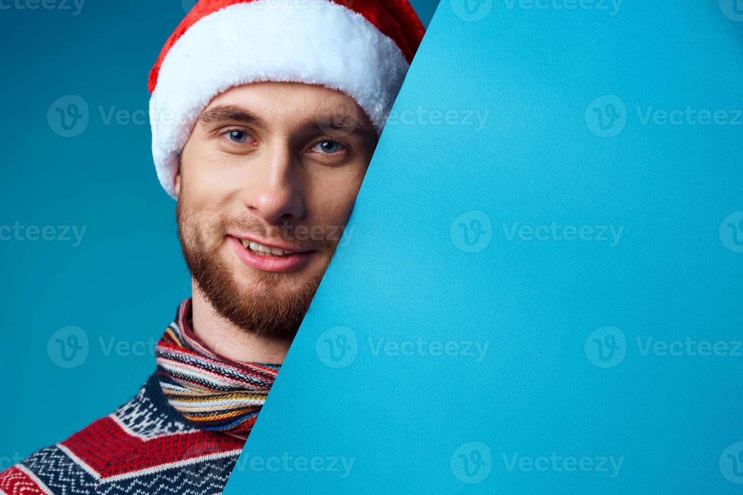 glad man i en santa hatt innehav en baner Semester studio Framställ foto