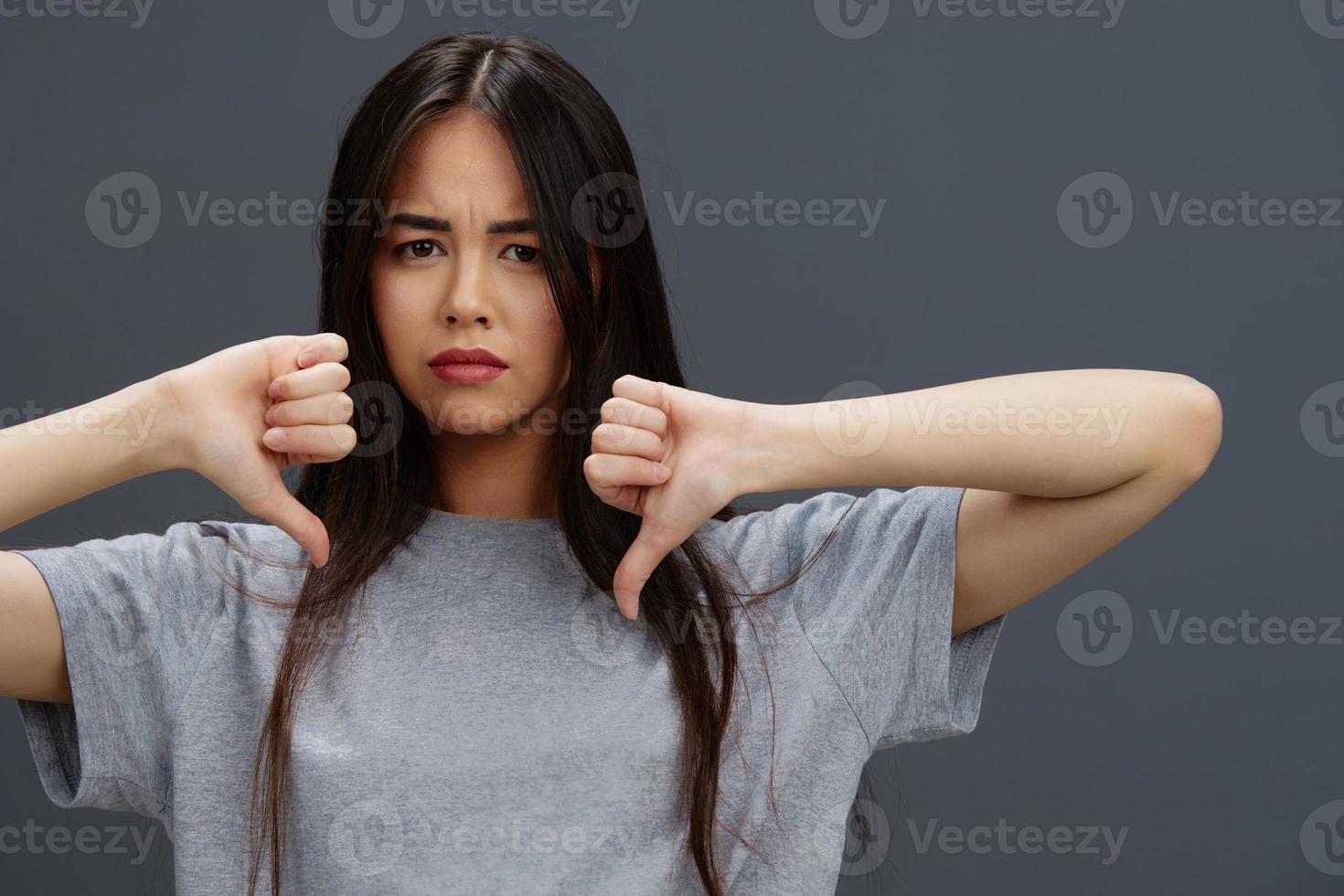 brunett i en t-shirt och jeans Framställ ungdom stil isolerat bakgrund foto