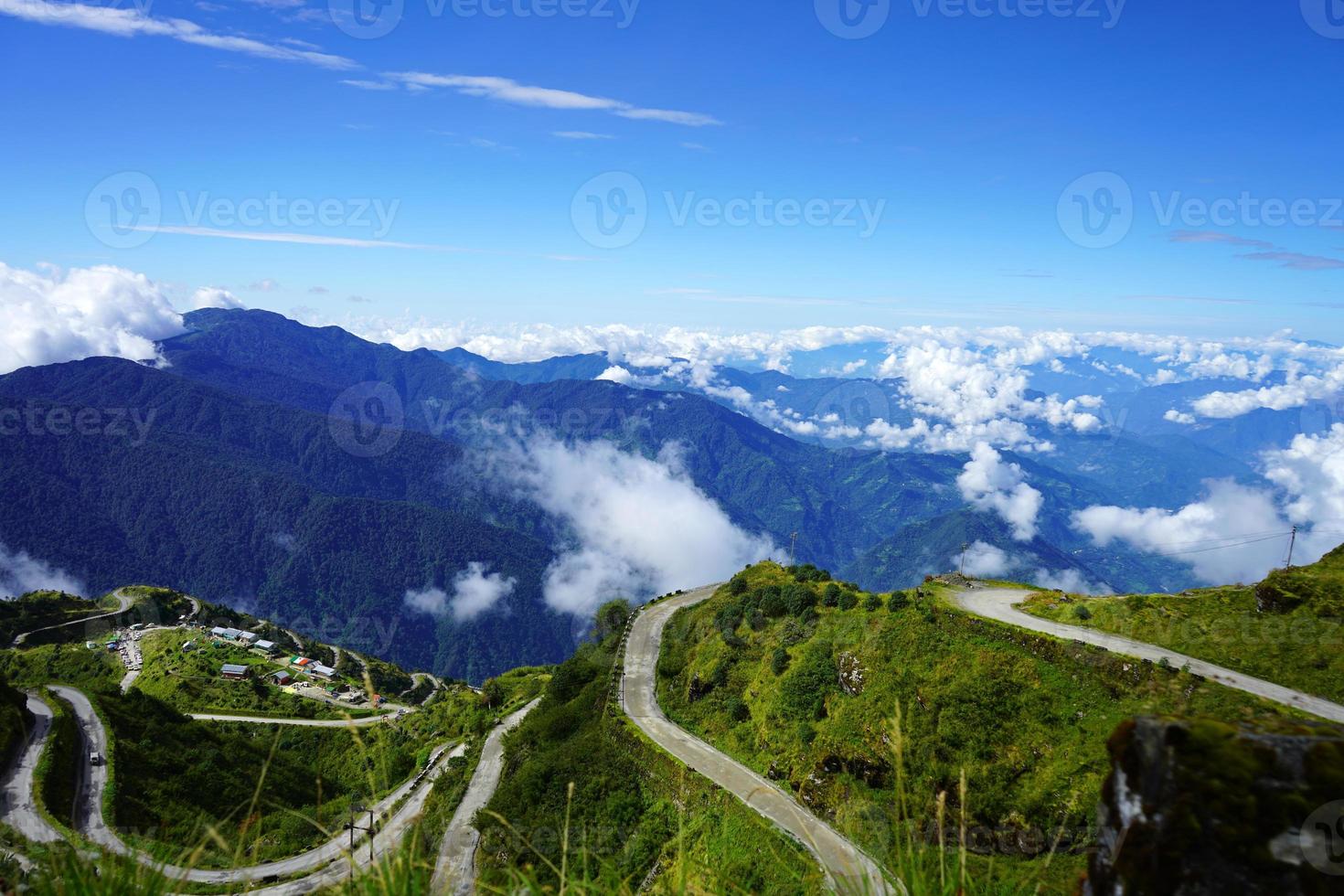 steg förbi steg zig zag väg av silke rutt öst sikkim foto