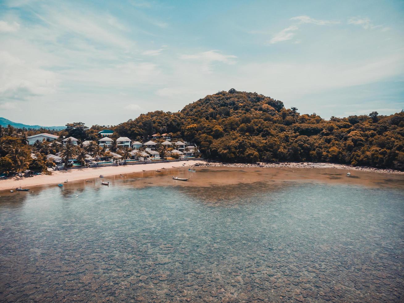 Flygfoto över en tropisk strand på Koh Samui Island, Thailand foto