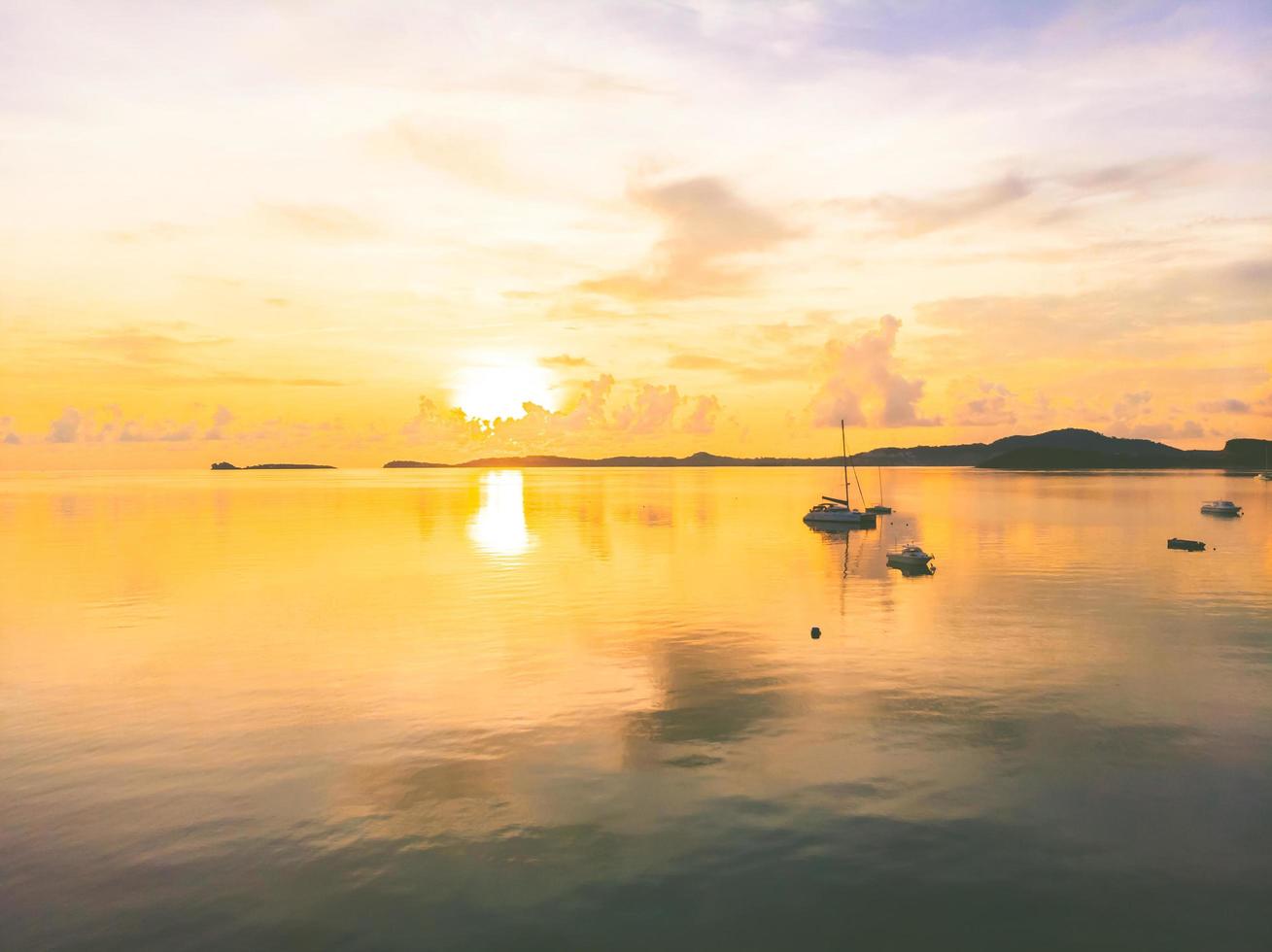 Flygfoto över en tropisk strand på Koh Samui Island, Thailand foto