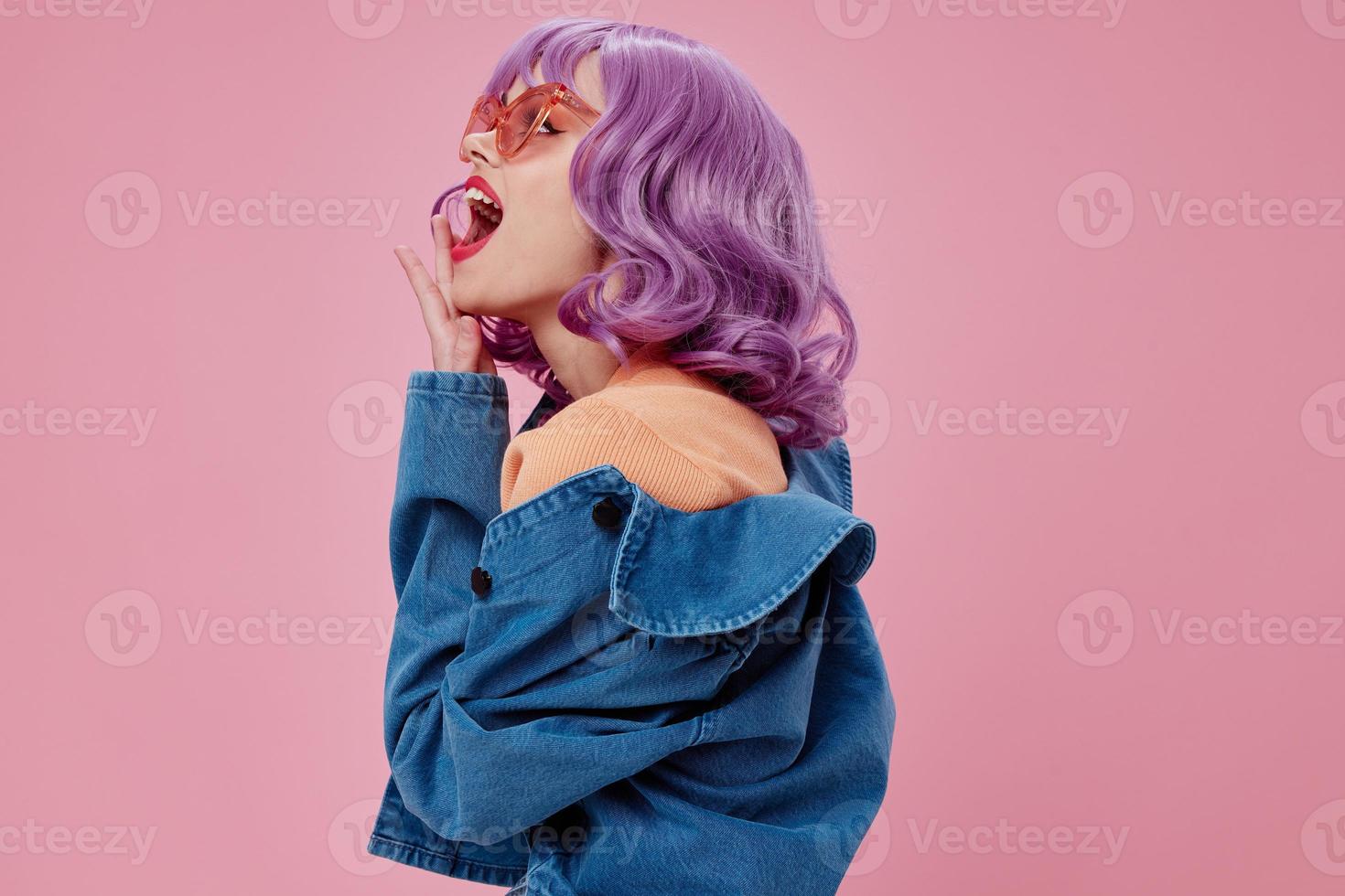 skönhet mode kvinna lila hår mode glasögon denim Kläder rosa bakgrund oförändrad foto