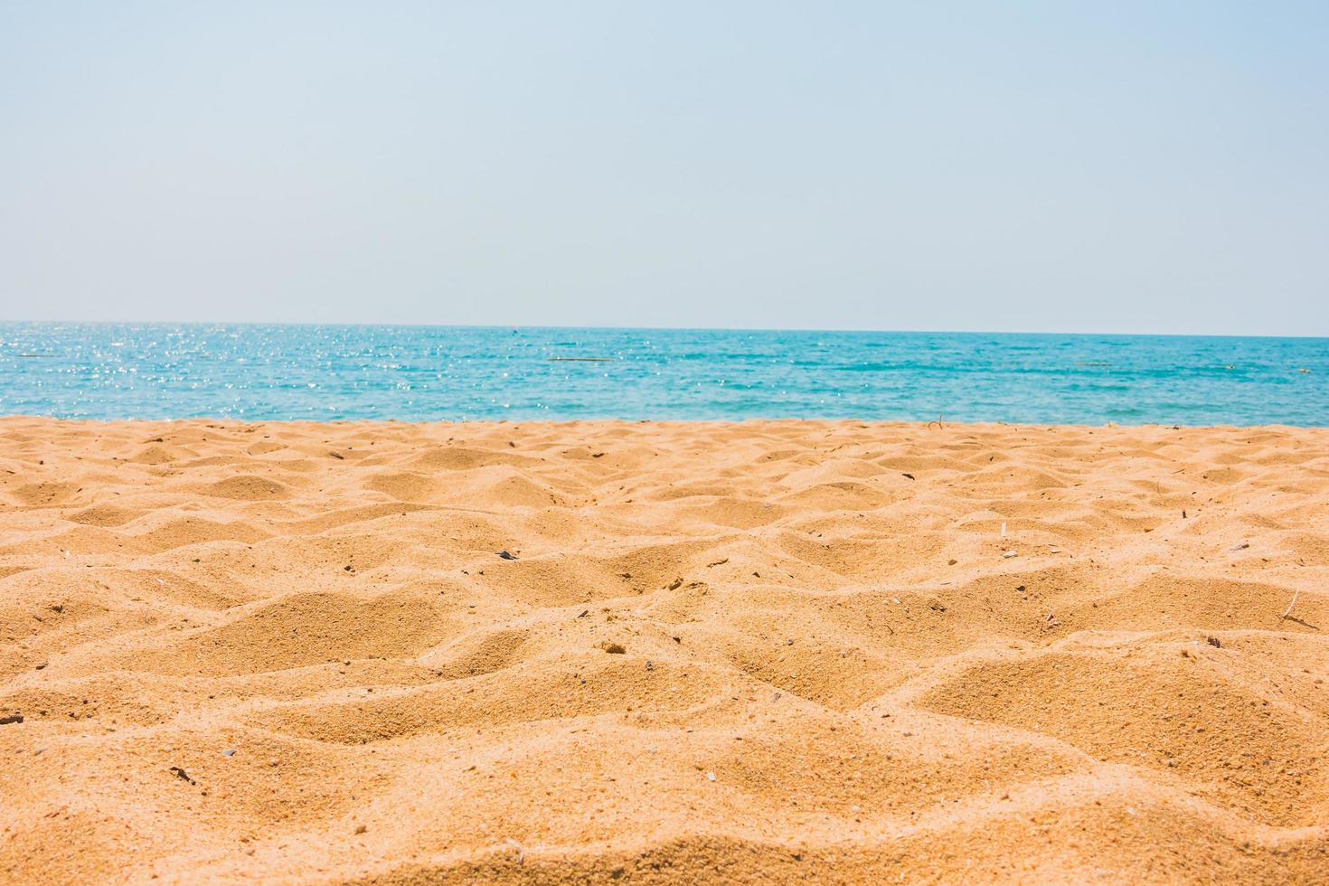 vacker strand och hav foto