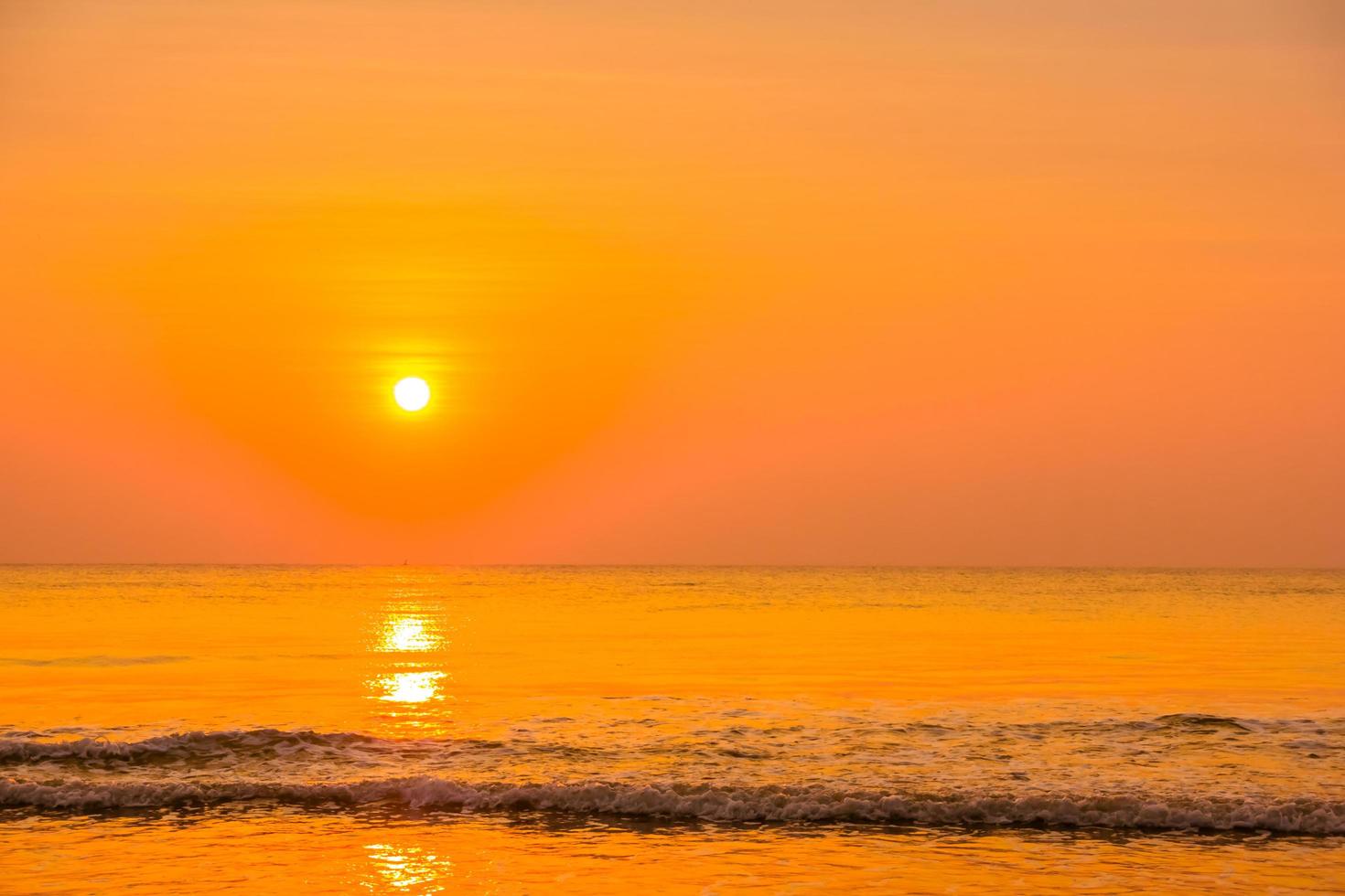 vacker soluppgång på stranden foto