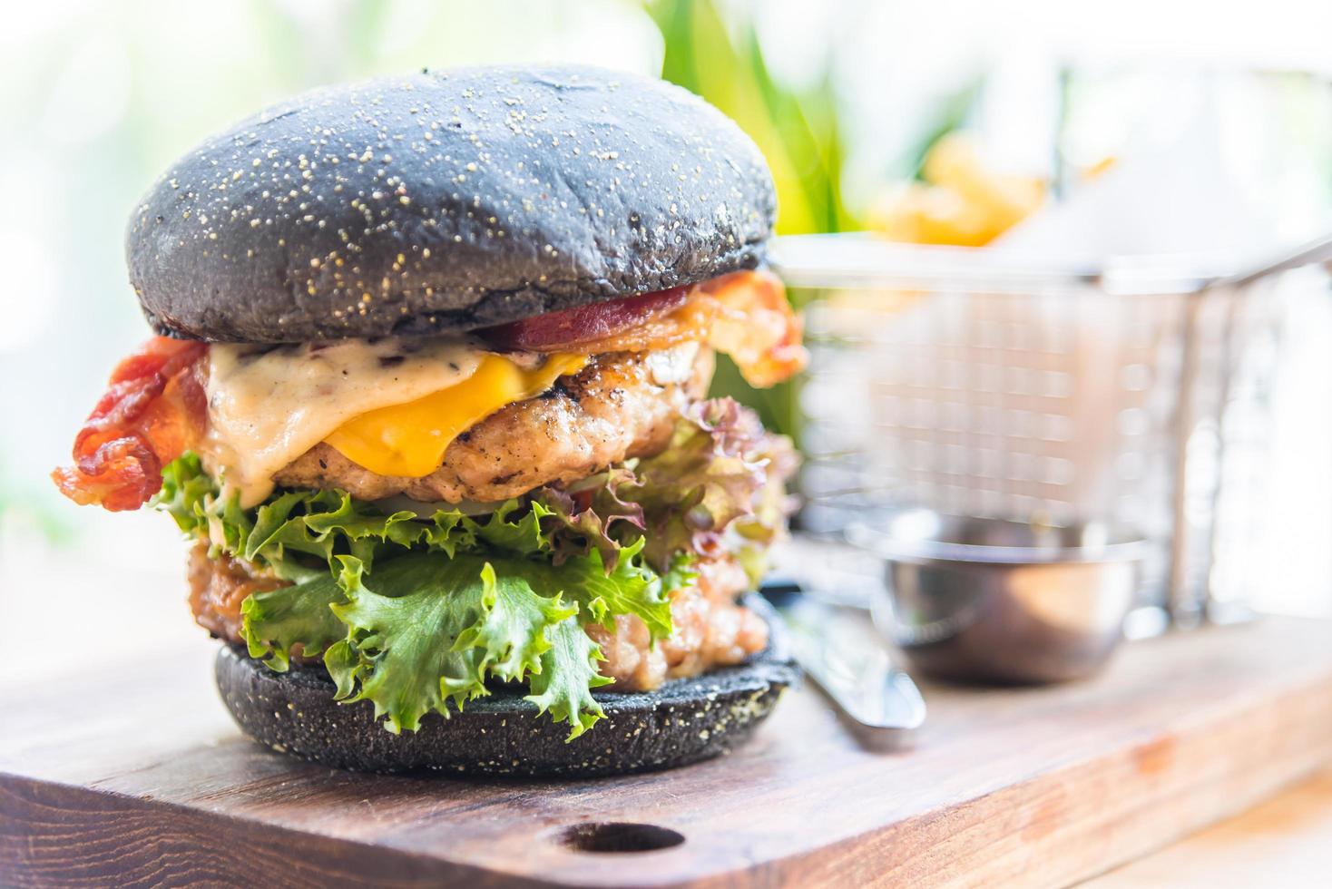 hamburgare med svart bröd foto