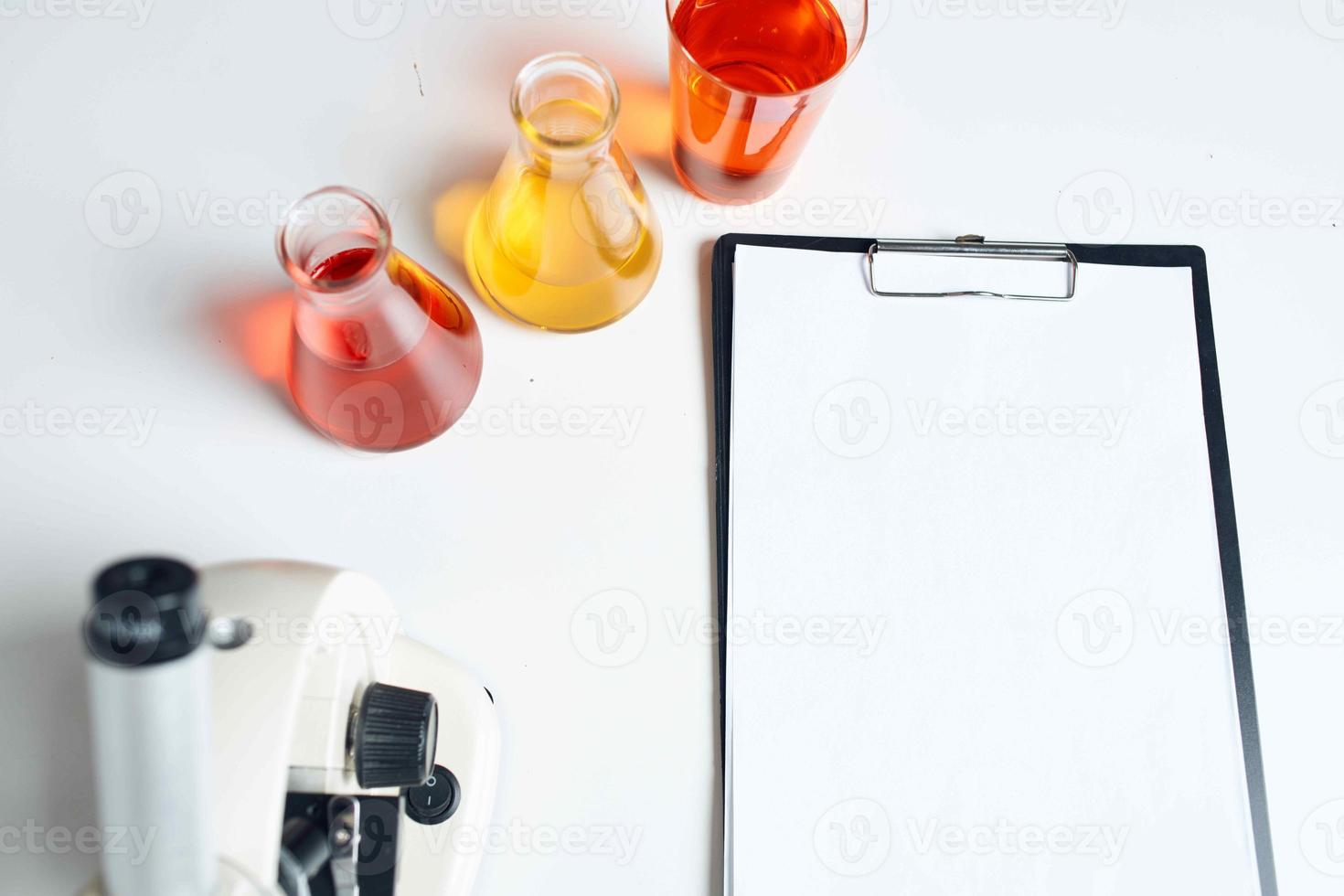 kemisk lösningar laboratorium medicin skrivbordet foto