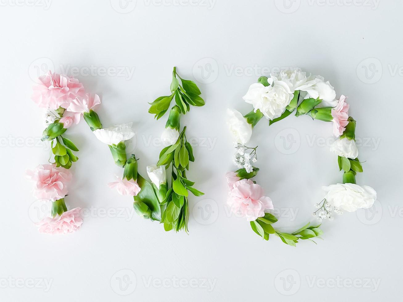 de ord Nej från blommor på en vit bakgrund. foto