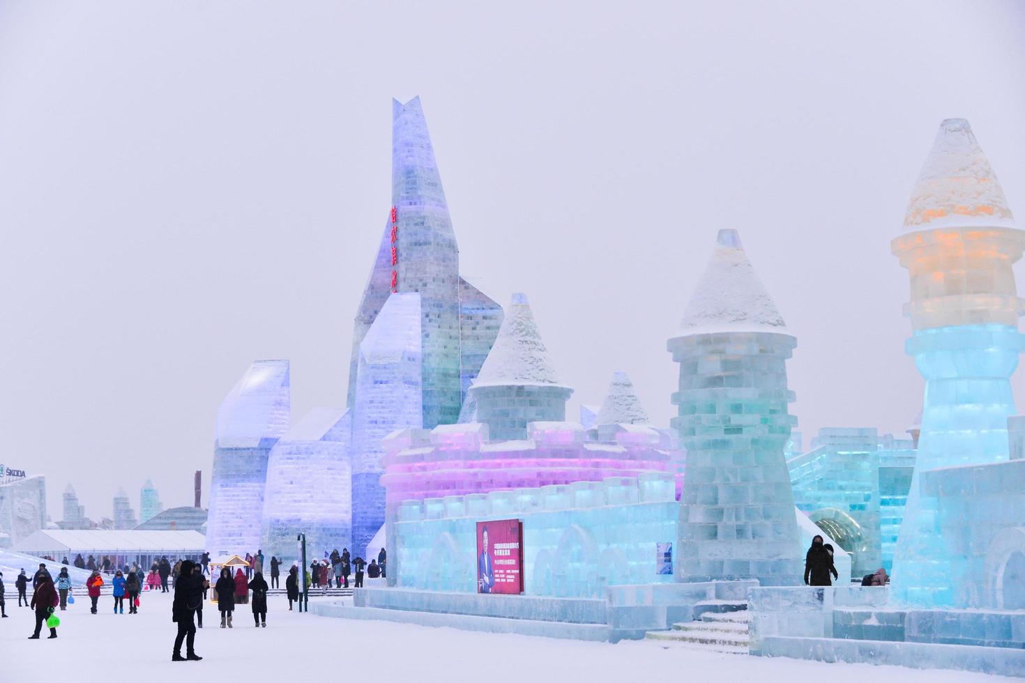 harbin, Kina - jan 21, 2017-harbin internationell is och snö skulptur festival är ett årlig vinter- festival den där tar plats i harbin. den är de värld största is och snö festival. foto